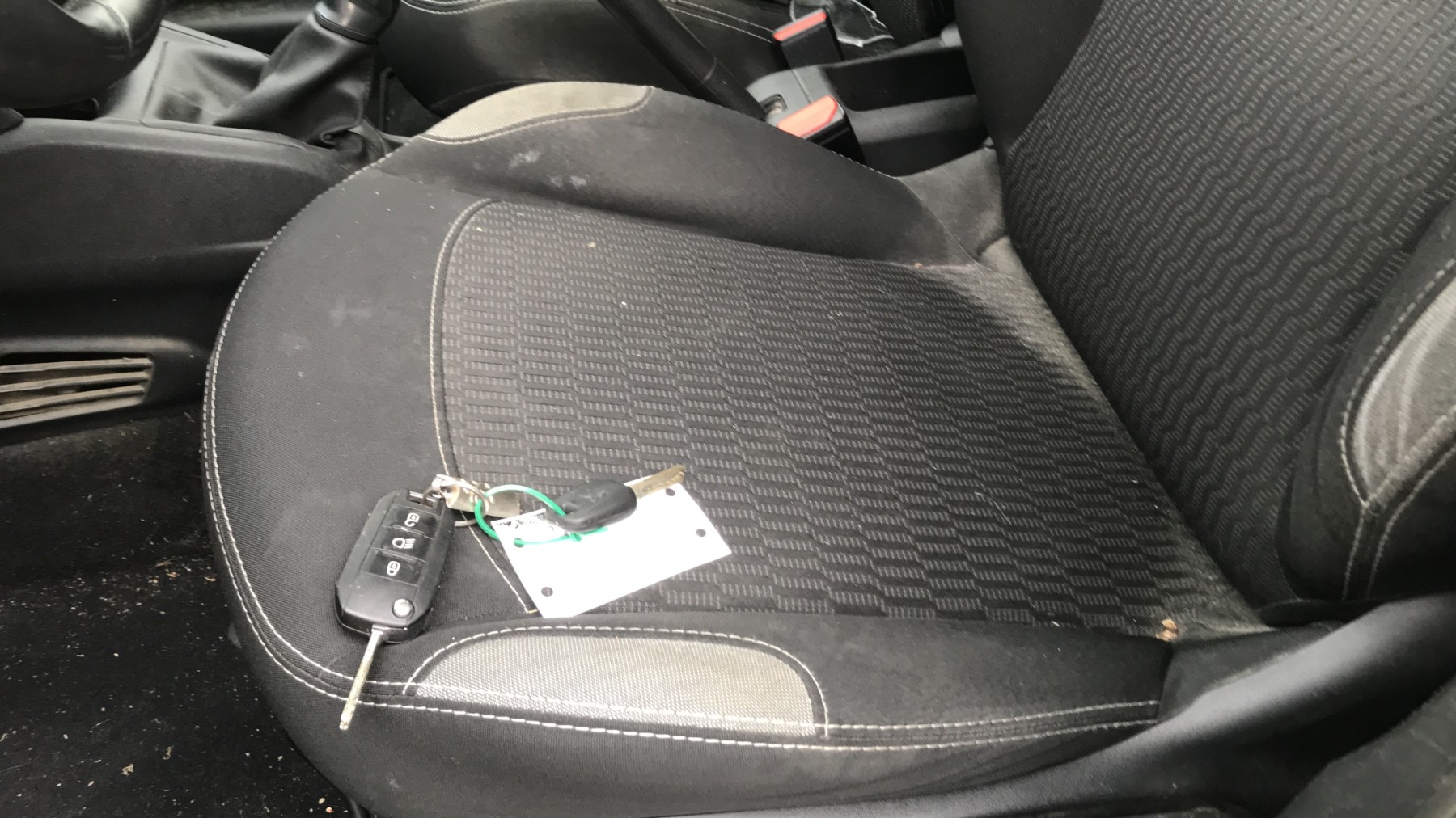 Image PEUGEOT 208 1