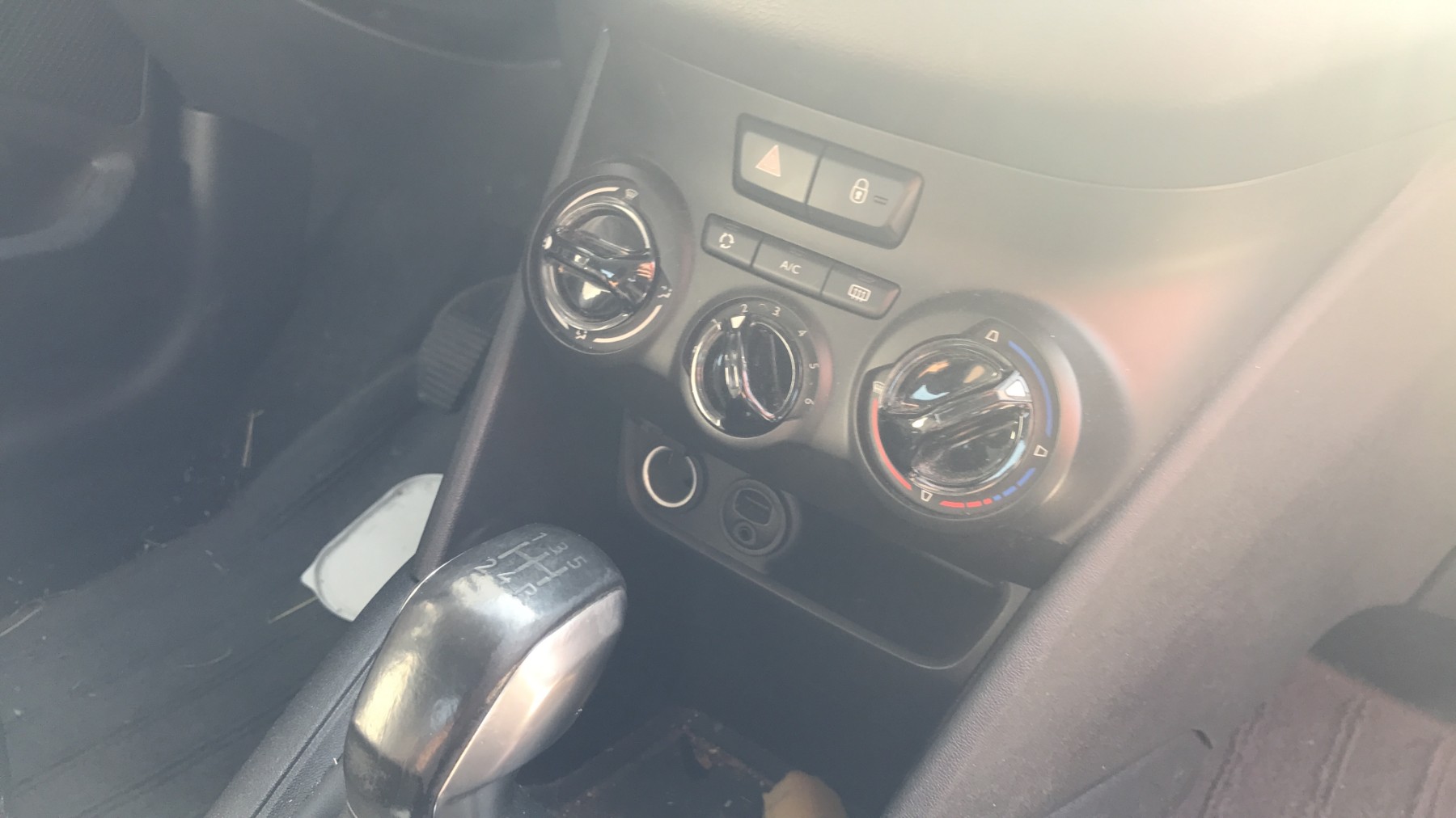 Image PEUGEOT 208 1