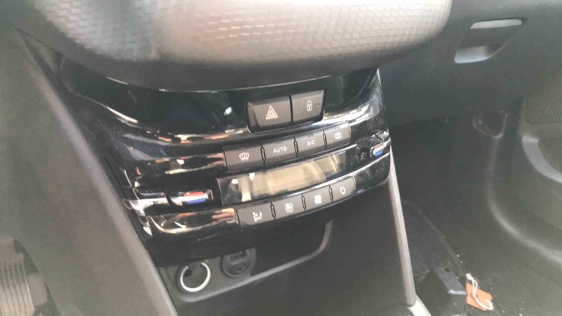 Image PEUGEOT 208 1