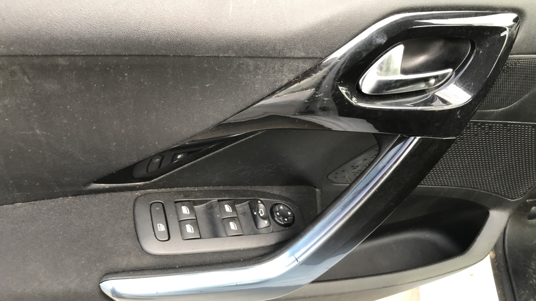 Image PEUGEOT 208 1