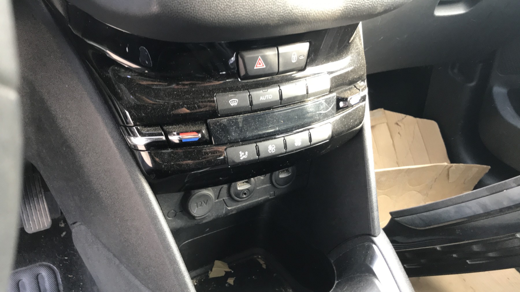 Image PEUGEOT 208 1