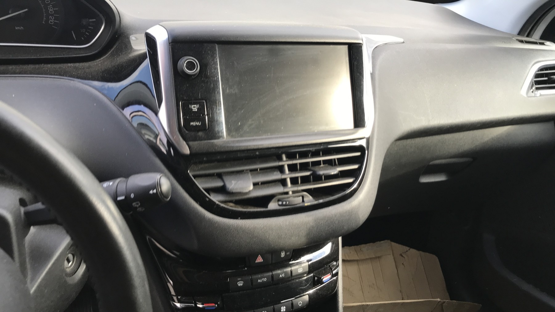 Image PEUGEOT 208 1
