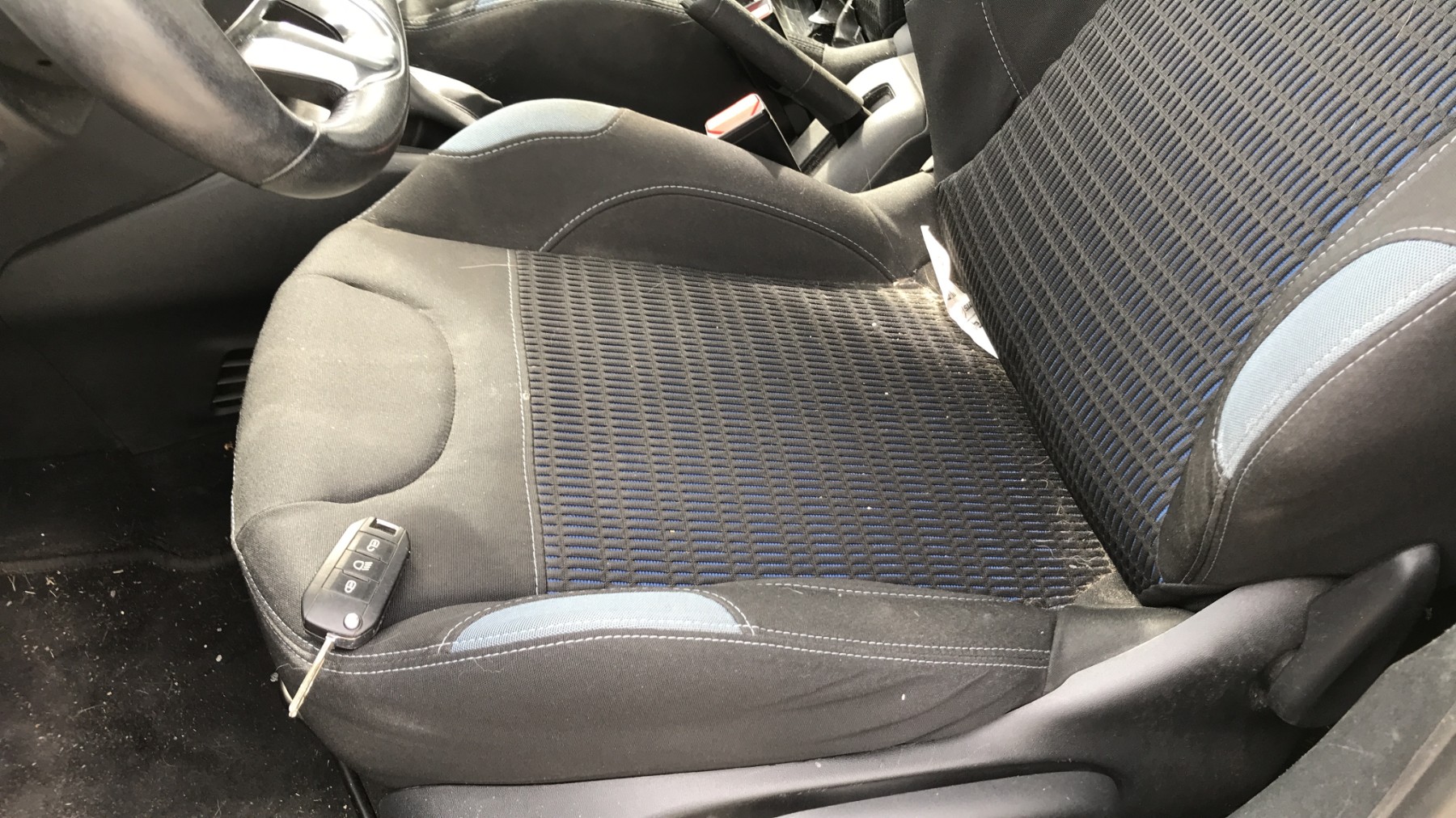 Image PEUGEOT 208 1
