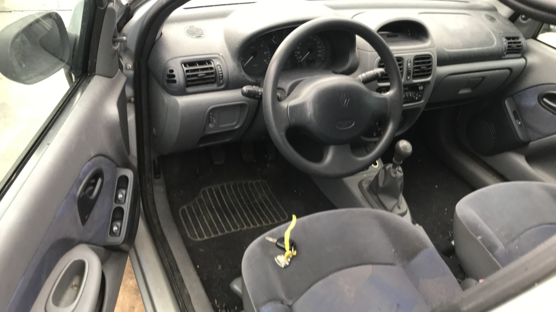 Image RENAULT CLIO 2