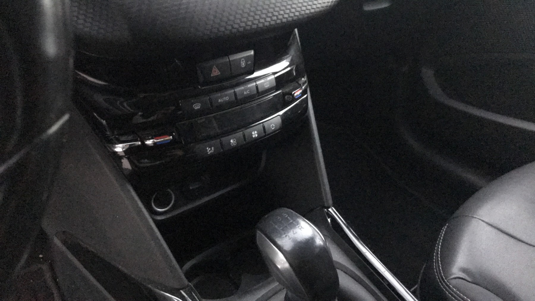 Image PEUGEOT 2008 1