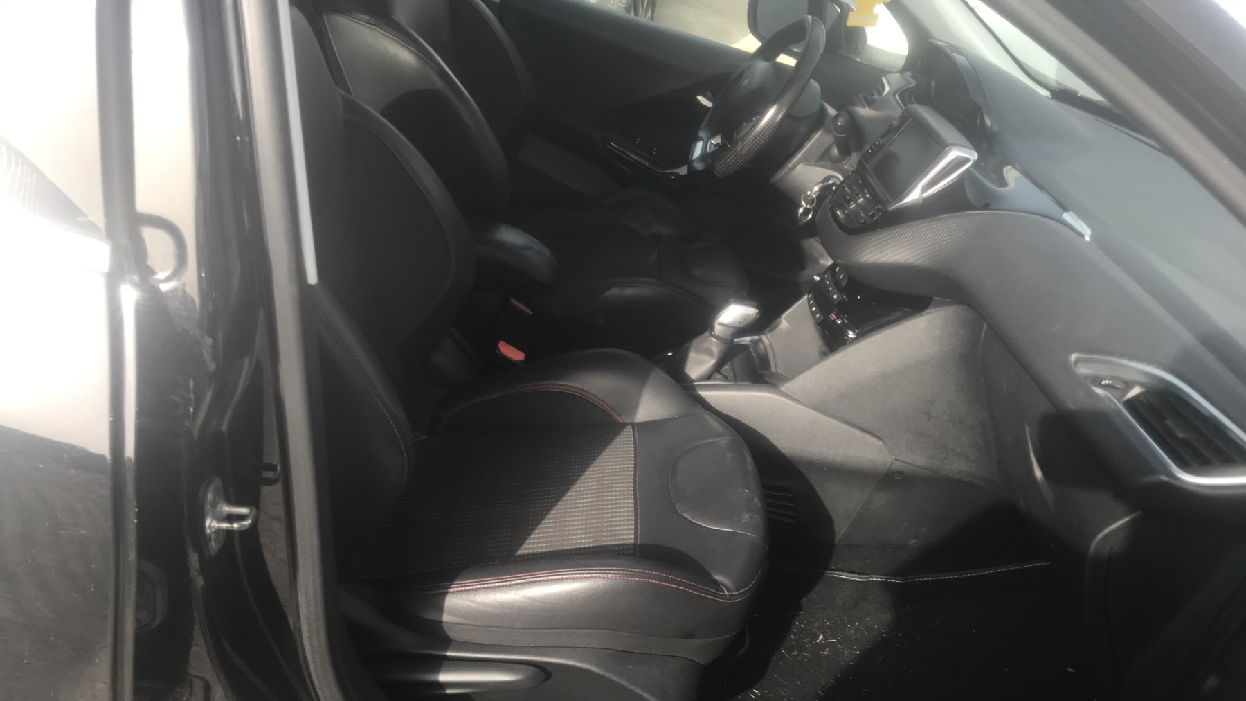 Image PEUGEOT 208 1