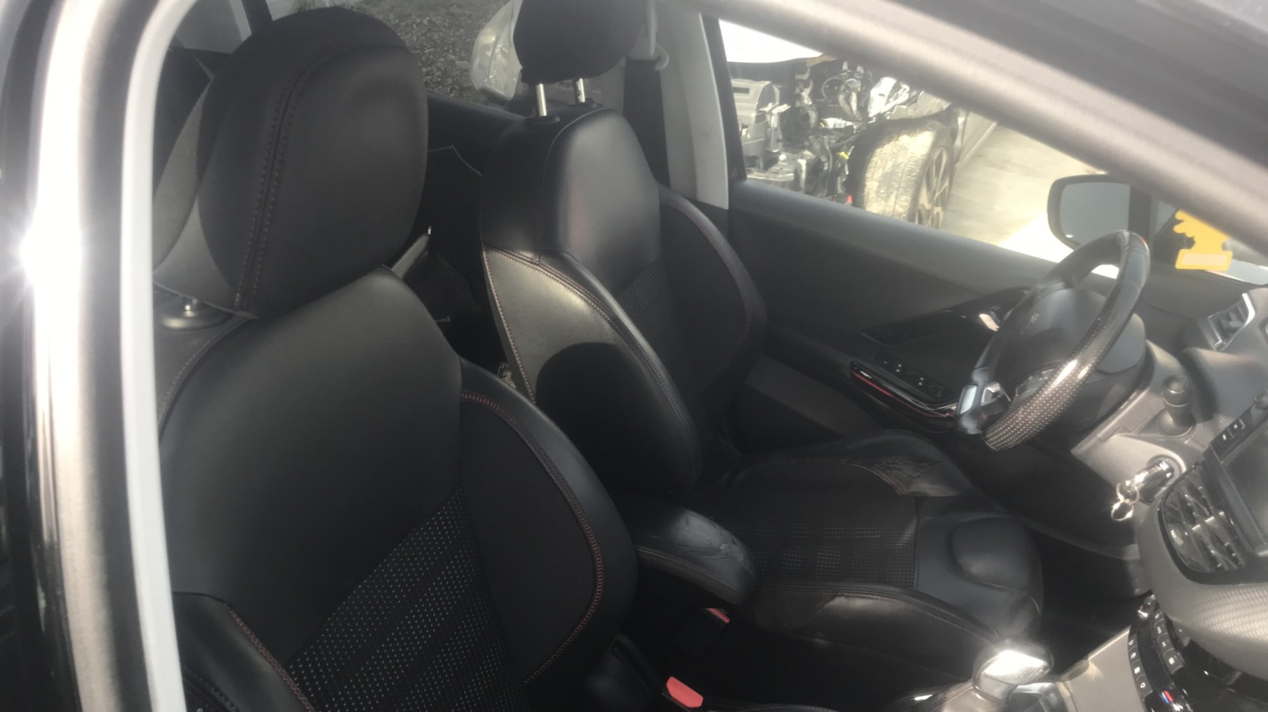 Image PEUGEOT 208 1