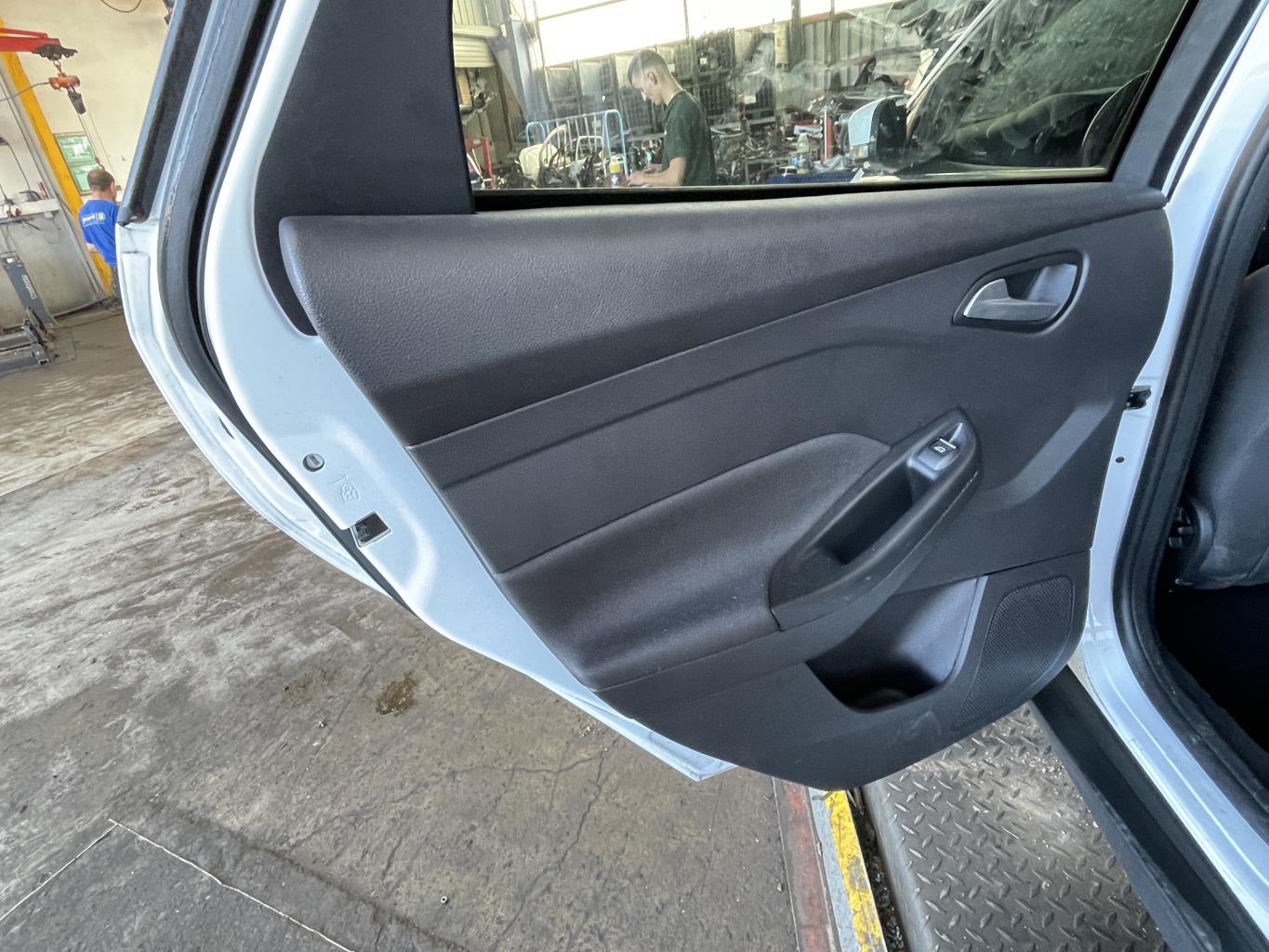 Panneau de porte arriere gauche pour FORD FOCUS 3 PHASE 2 Panneau de porte arriere gauche pour FORD FOCUS 3 PHASE 2