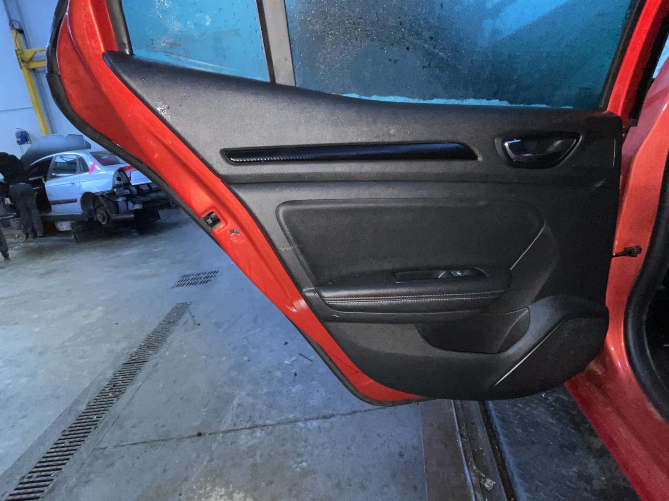 Panneau de porte arriere gauche pour RENAULT MEGANE 4 PHASE 2 Panneau de porte arriere gauche pour RENAULT MEGANE 4 PHASE 2