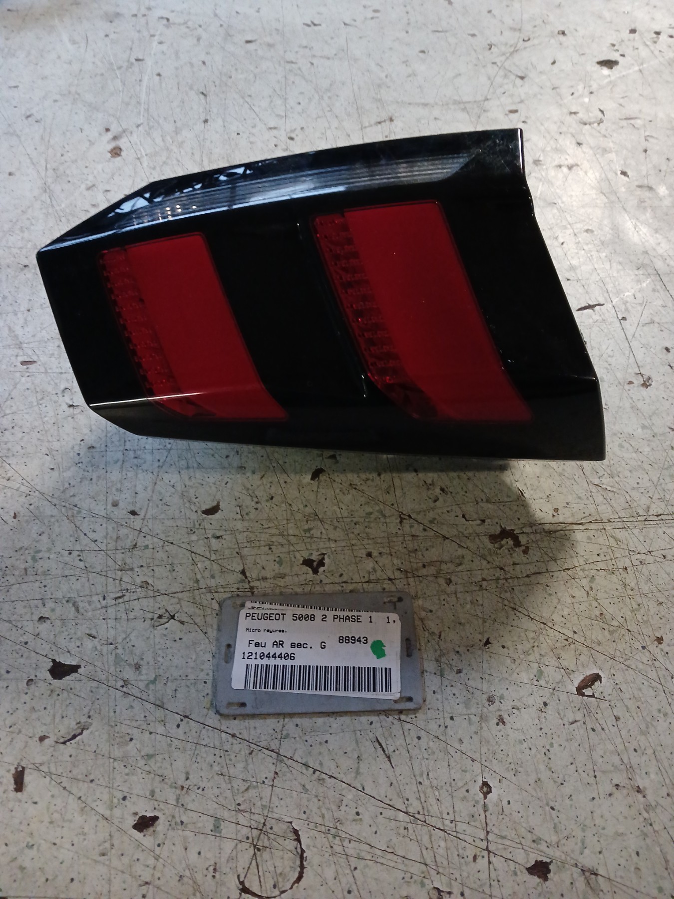 Feu arriere secondaire gauche (feux) pour PEUGEOT 5008 2 PHASE 1 Feu arriere secondaire gauche (feux) pour PEUGEOT 5008 2 PHASE 1