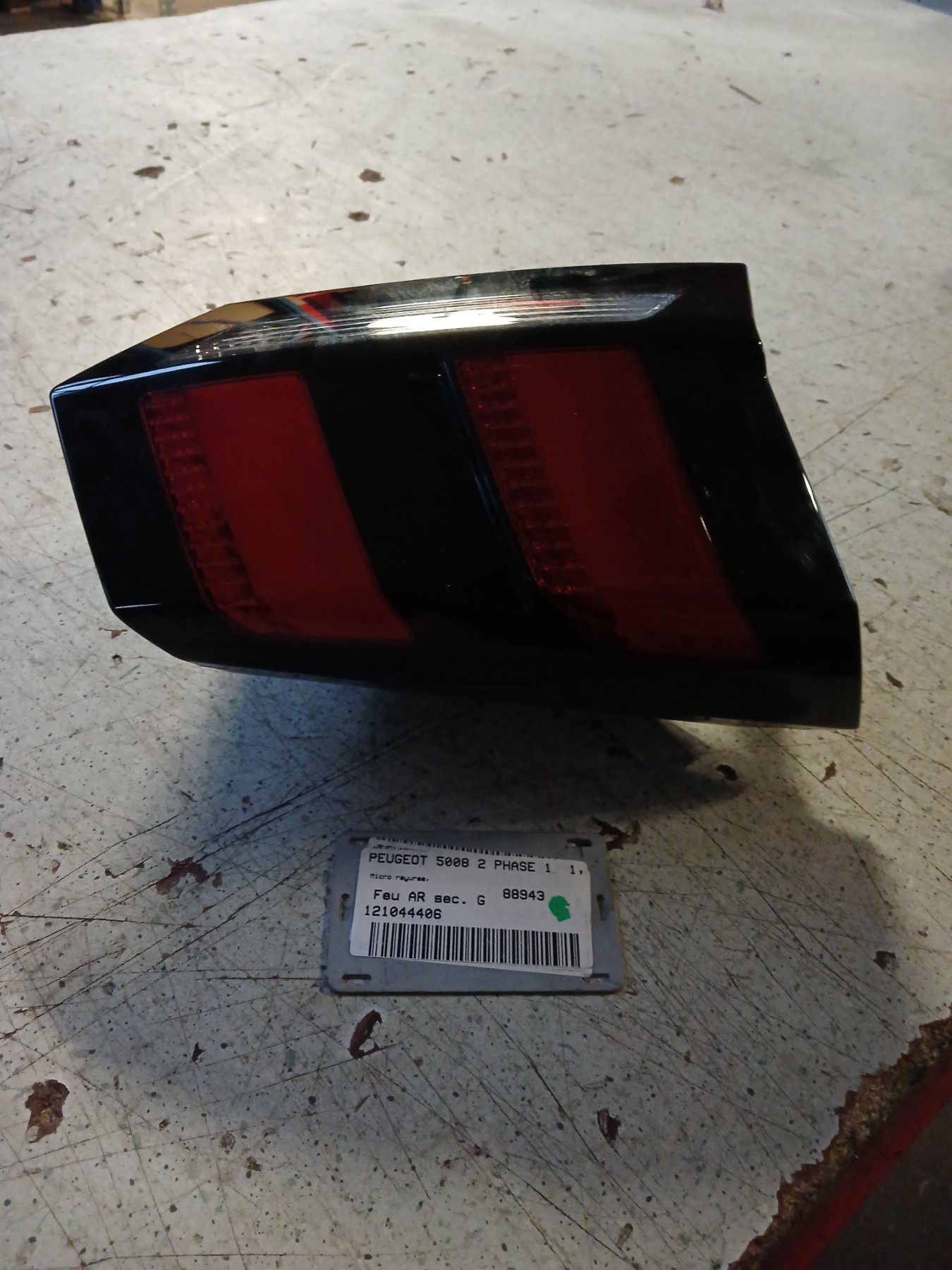 Feu arriere secondaire gauche (feux) pour PEUGEOT 5008 2 PHASE 1 Feu arriere secondaire gauche (feux) pour PEUGEOT 5008 2 PHASE 1