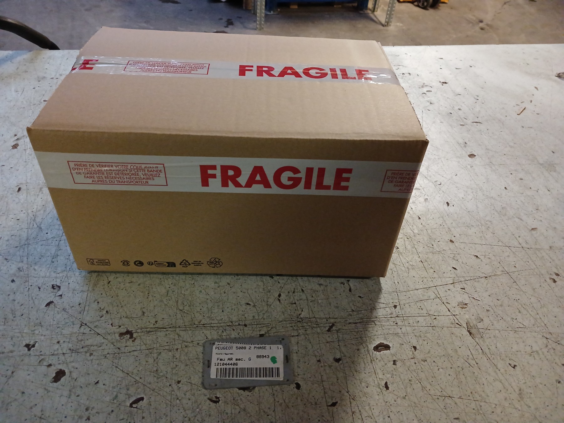 Feu arriere secondaire gauche (feux) pour PEUGEOT 5008 2 PHASE 1 Feu arriere secondaire gauche (feux) pour PEUGEOT 5008 2 PHASE 1