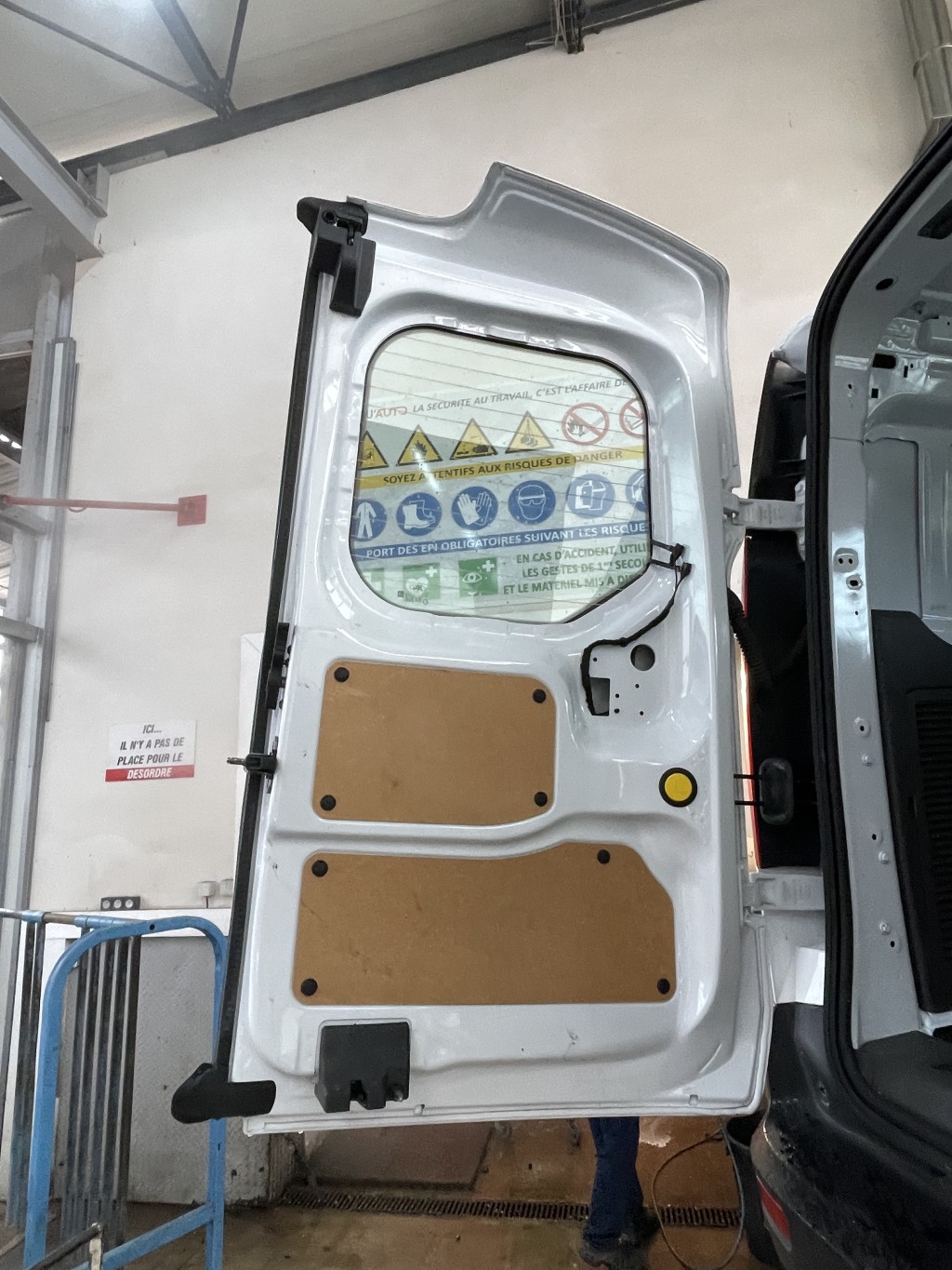 Porte de coffre gauche pour FORD TRANSIT CONNECT 2 LONG PHASE 2 Porte de coffre gauche pour FORD TRANSIT CONNECT 2 LONG PHASE 2