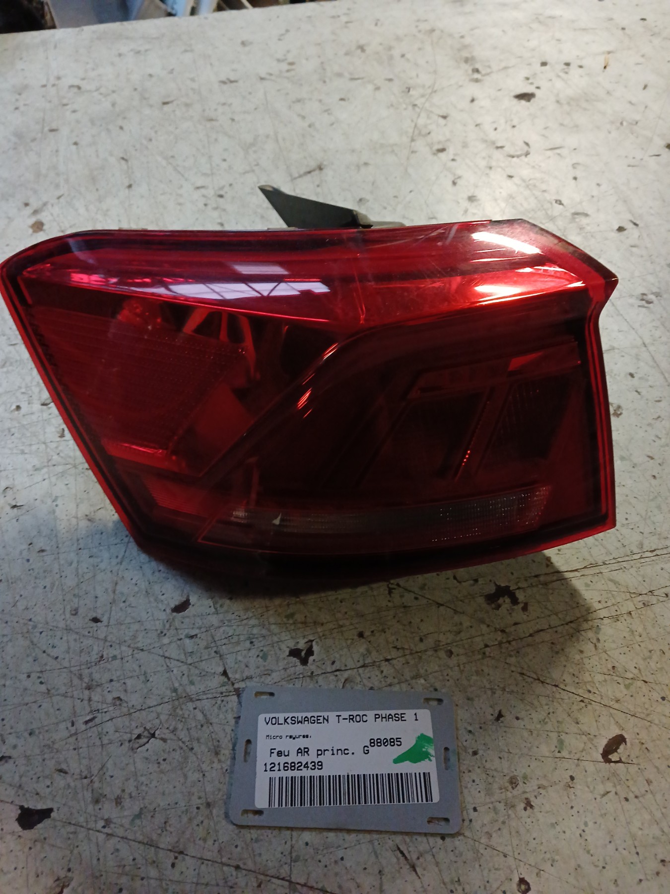 Feu arriere principal gauche (feux) pour VOLKSWAGEN T-ROC PHASE 1 Feu arriere principal gauche (feux) pour VOLKSWAGEN T-ROC PHASE 1