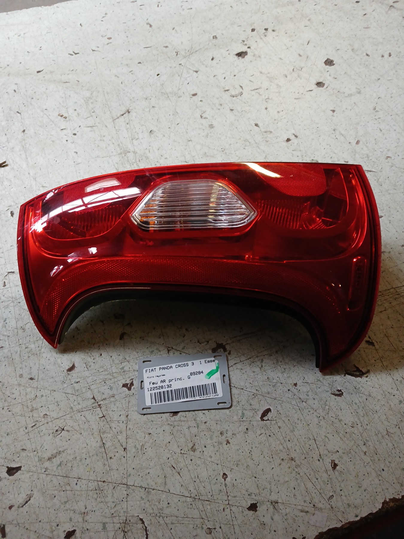 Feu arriere principal gauche (feux) pour FIAT PANDA CROSS 3 Feu arriere principal gauche (feux) pour FIAT PANDA CROSS 3
