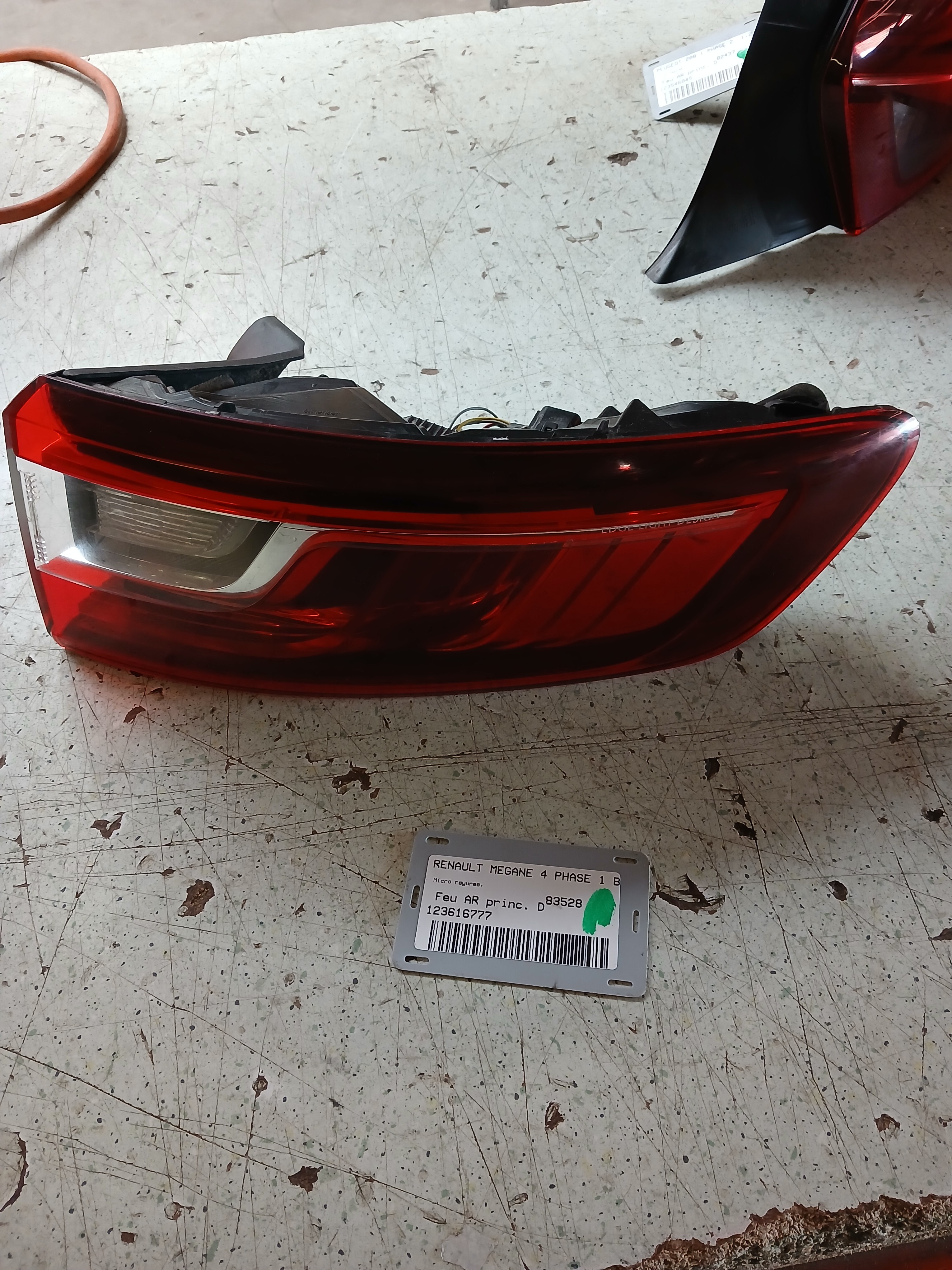 Feu arriere principal droit (feux) pour RENAULT MEGANE 4 PHASE 1 BREAK Feu arriere principal droit (feux) pour RENAULT MEGANE 4 PHASE 1 BREAK