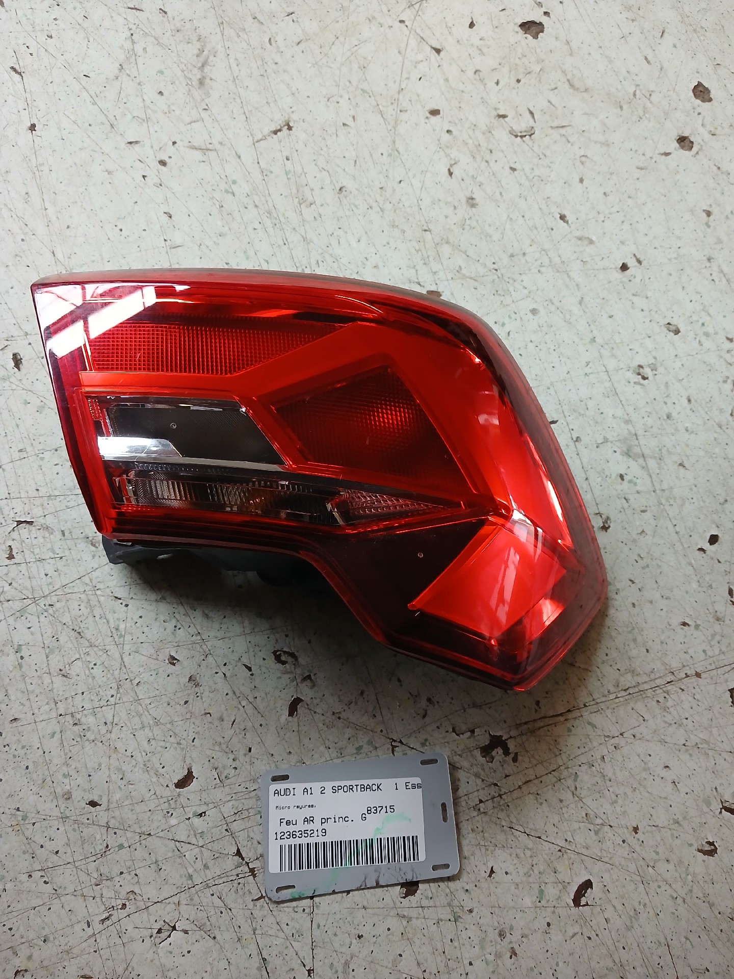 Feu arriere principal gauche (feux) pour AUDI A1 2 SPORTBACK Feu arriere principal gauche (feux) pour AUDI A1 2 SPORTBACK
