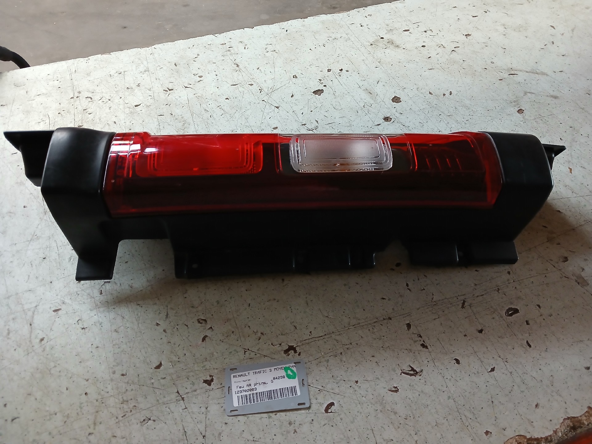 Feu arriere principal gauche (feux) pour RENAULT TRAFIC 3 MOYEN PHASE 3 Feu arriere principal gauche (feux) pour RENAULT TRAFIC 3 MOYEN PHASE 3