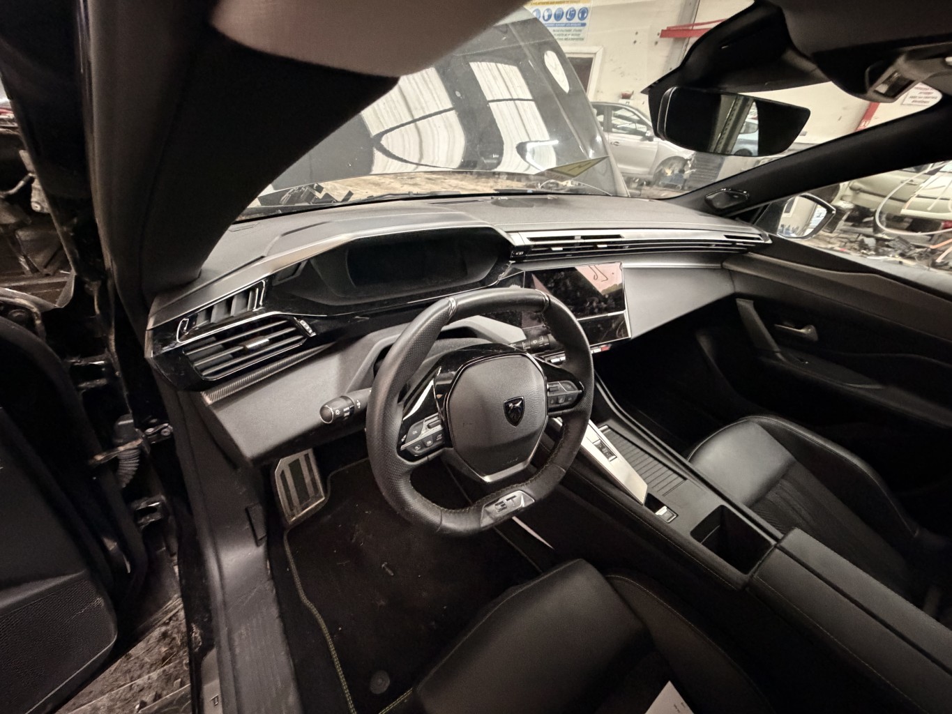 Planche de bord complete pour PEUGEOT 408 Planche de bord complete pour PEUGEOT 408
