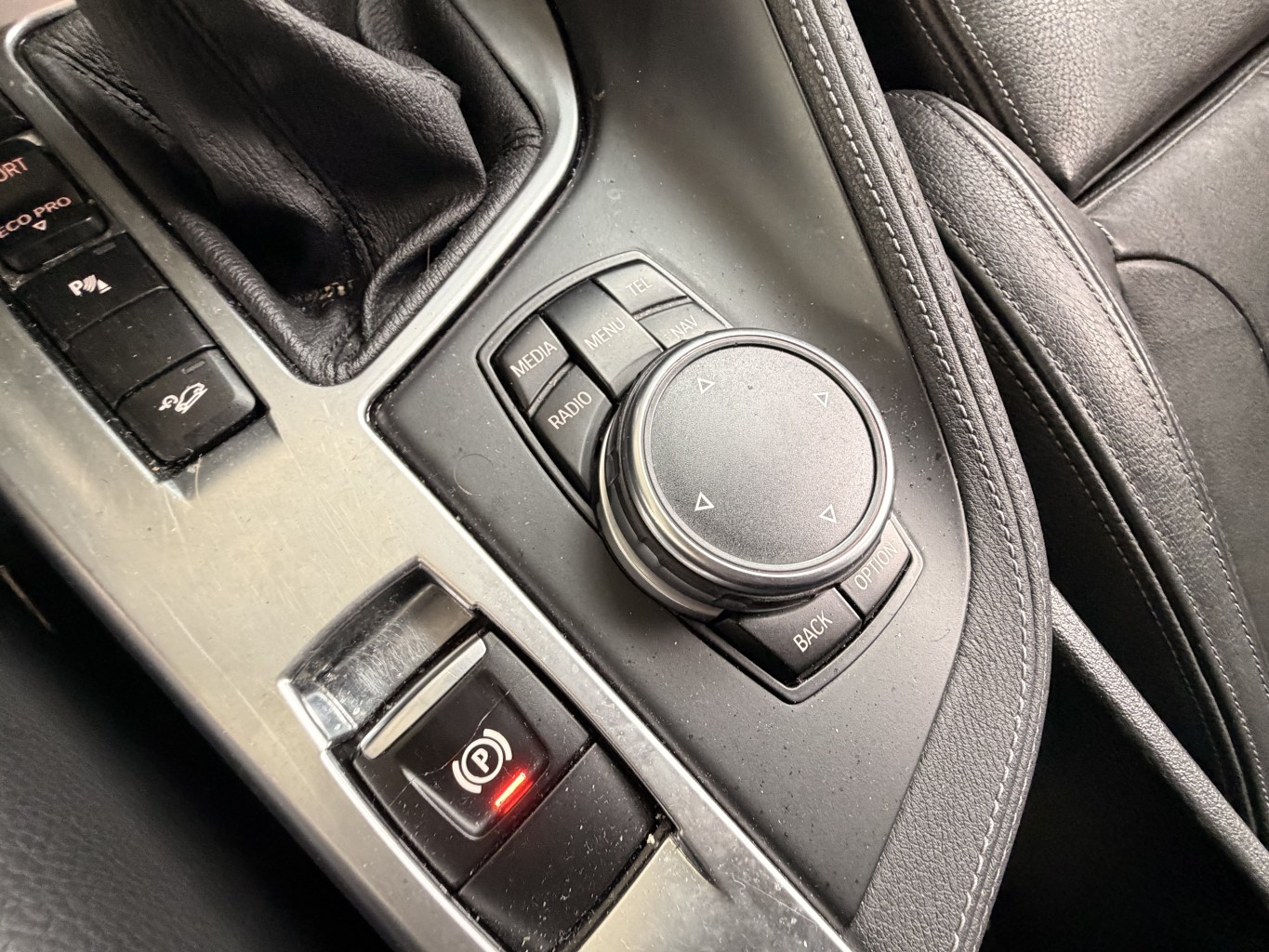 Commande autoradio pour BMW X1 F48 PHASE 1 Commande autoradio pour BMW X1 F48 PHASE 1