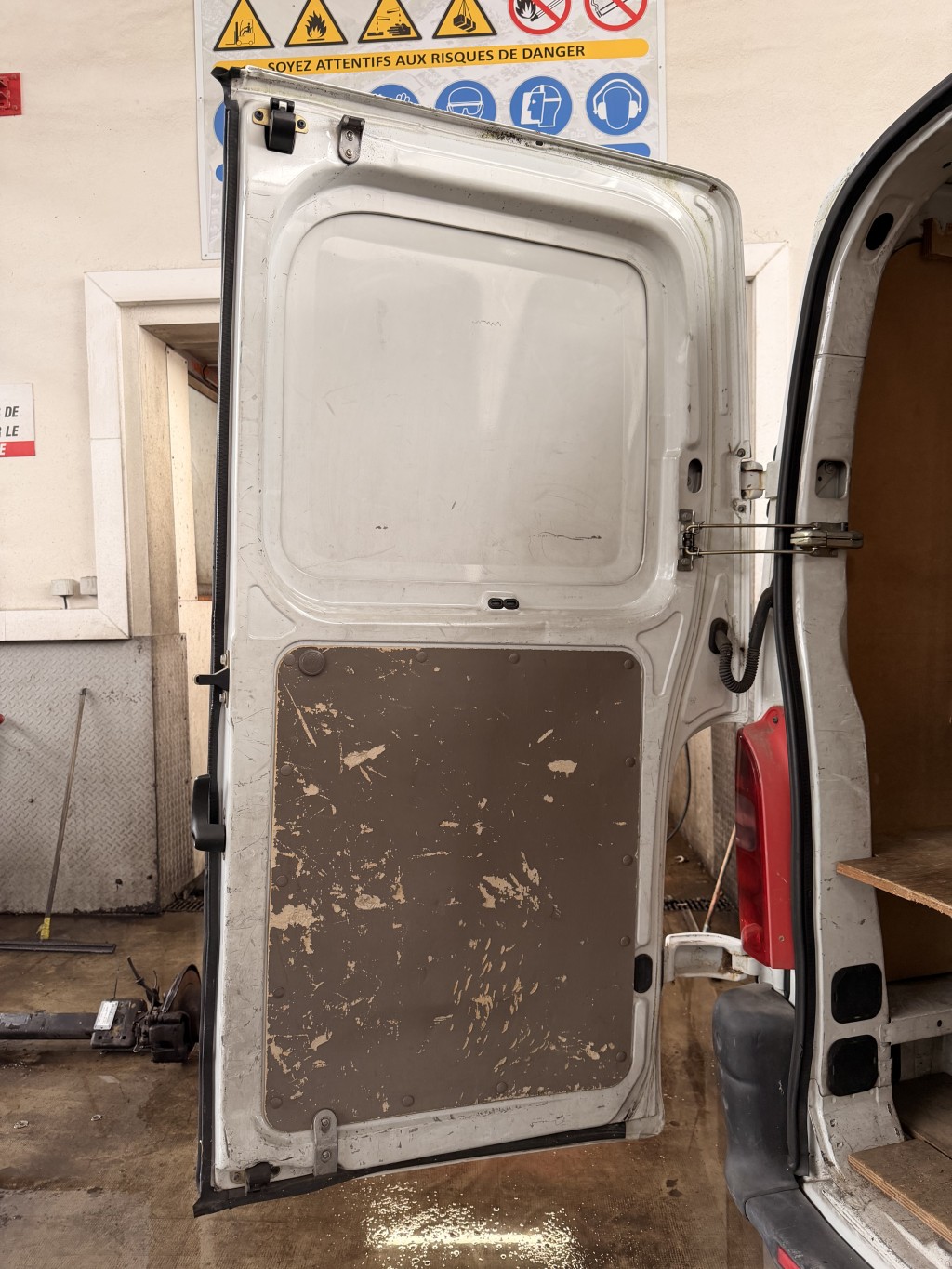 Porte de coffre gauche pour RENAULT MASTER 2 PHASE 1 Porte de coffre gauche pour RENAULT MASTER 2 PHASE 1