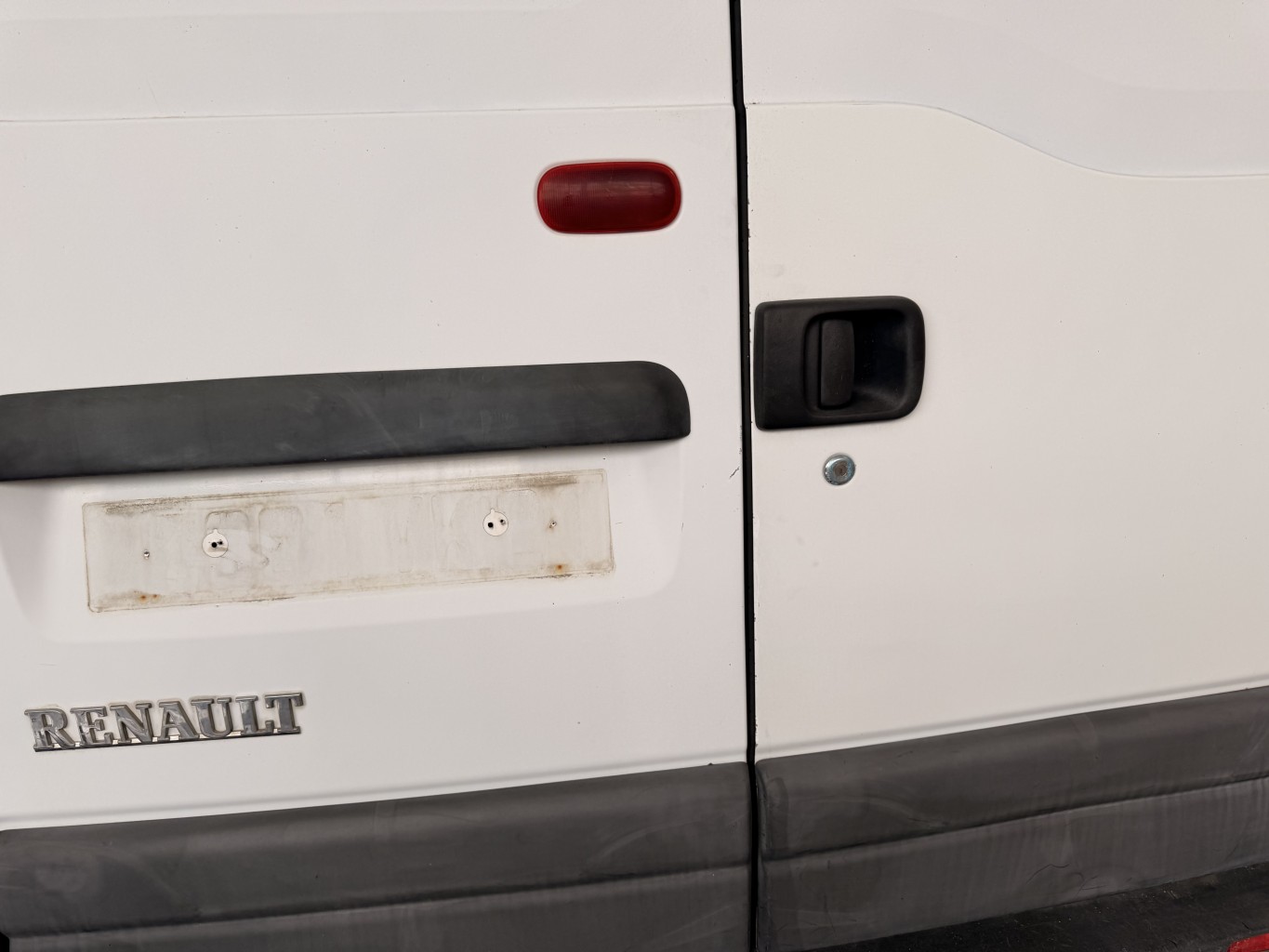 Porte de coffre gauche pour RENAULT MASTER 2 PHASE 1 Porte de coffre gauche pour RENAULT MASTER 2 PHASE 1