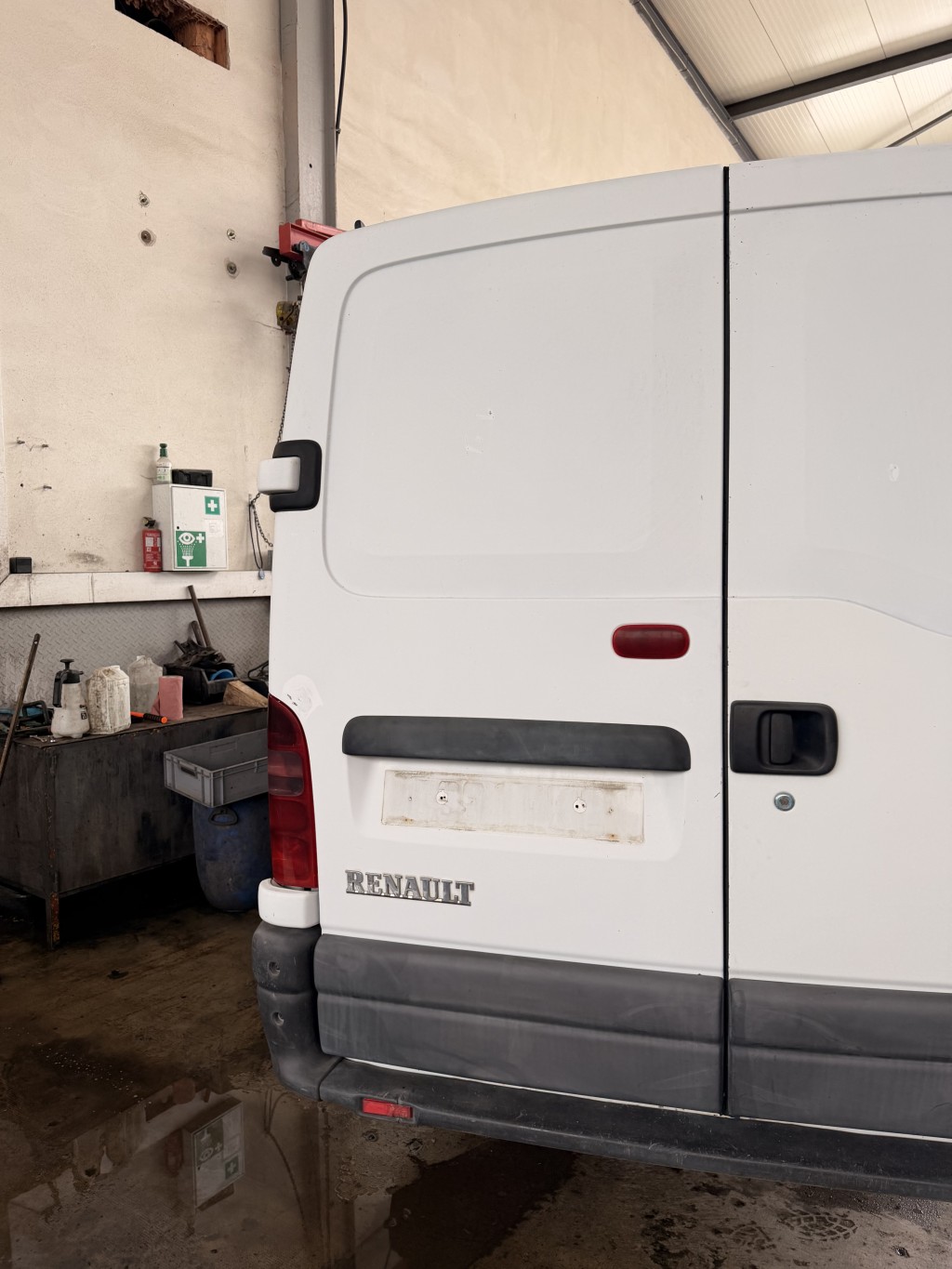 Porte de coffre gauche pour RENAULT MASTER 2 PHASE 1 Porte de coffre gauche pour RENAULT MASTER 2 PHASE 1