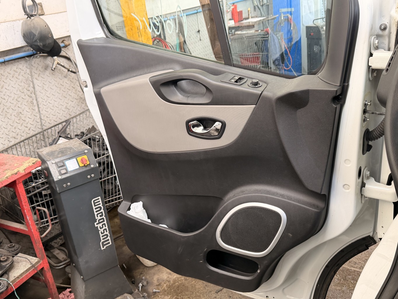 Panneau de porte avant gauche pour RENAULT TRAFIC 3 COURT PHASE 1 Panneau de porte avant gauche pour RENAULT TRAFIC 3 COURT PHASE 1
