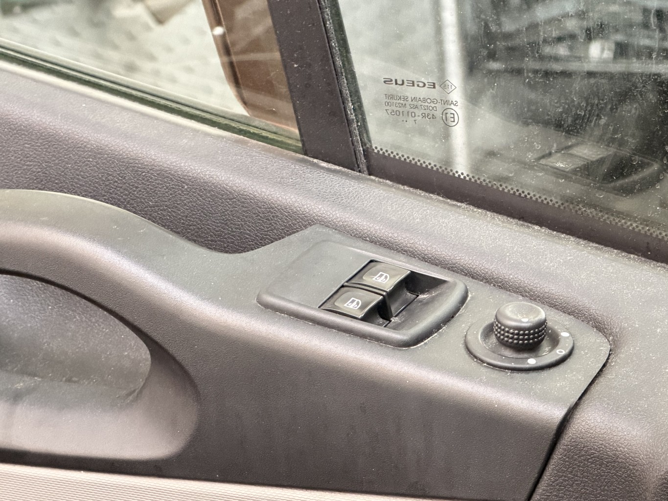 Interrupteur de leve vitre avant gauche pour RENAULT TRAFIC 3 COURT PHASE 1 Interrupteur de leve vitre avant gauche pour RENAULT TRAFIC 3 COURT PHASE 1