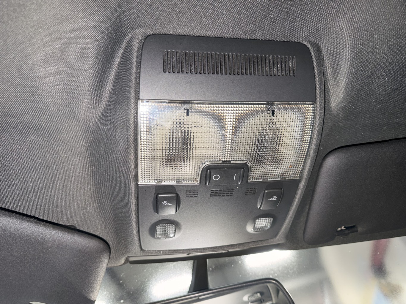 Eclairage de plafonnier pour AUDI A4 2 AVANT PHASE 2 BREAK Eclairage de plafonnier pour AUDI A4 2 AVANT PHASE 2 BREAK