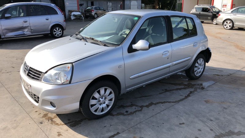 Anti brouillard gauche (feux) pour RENAULT CLIO 2 CAMPUS PHASE 1 Anti brouillard gauche (feux) pour RENAULT CLIO 2 CAMPUS PHASE 1