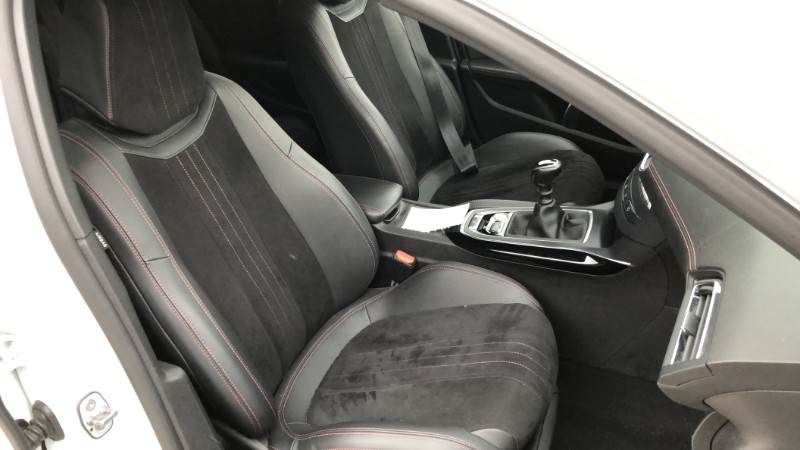 Facade autoradio pour PEUGEOT 308 2 SW PHASE 2 BREAK Facade autoradio pour PEUGEOT 308 2 SW PHASE 2 BREAK
