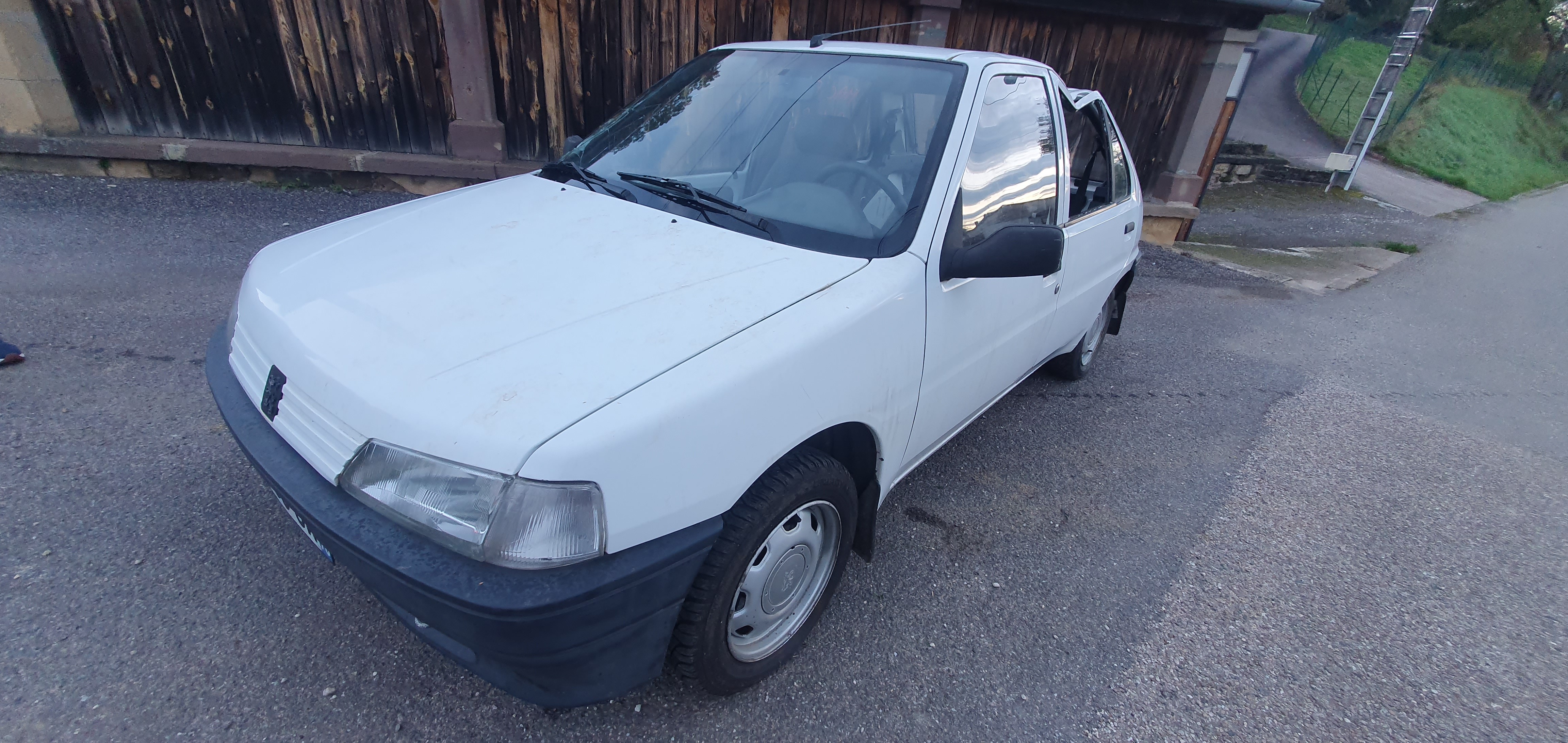 Pare choc arriere pour PEUGEOT 106 PHASE 1 Pare choc arriere pour PEUGEOT 106 PHASE 1