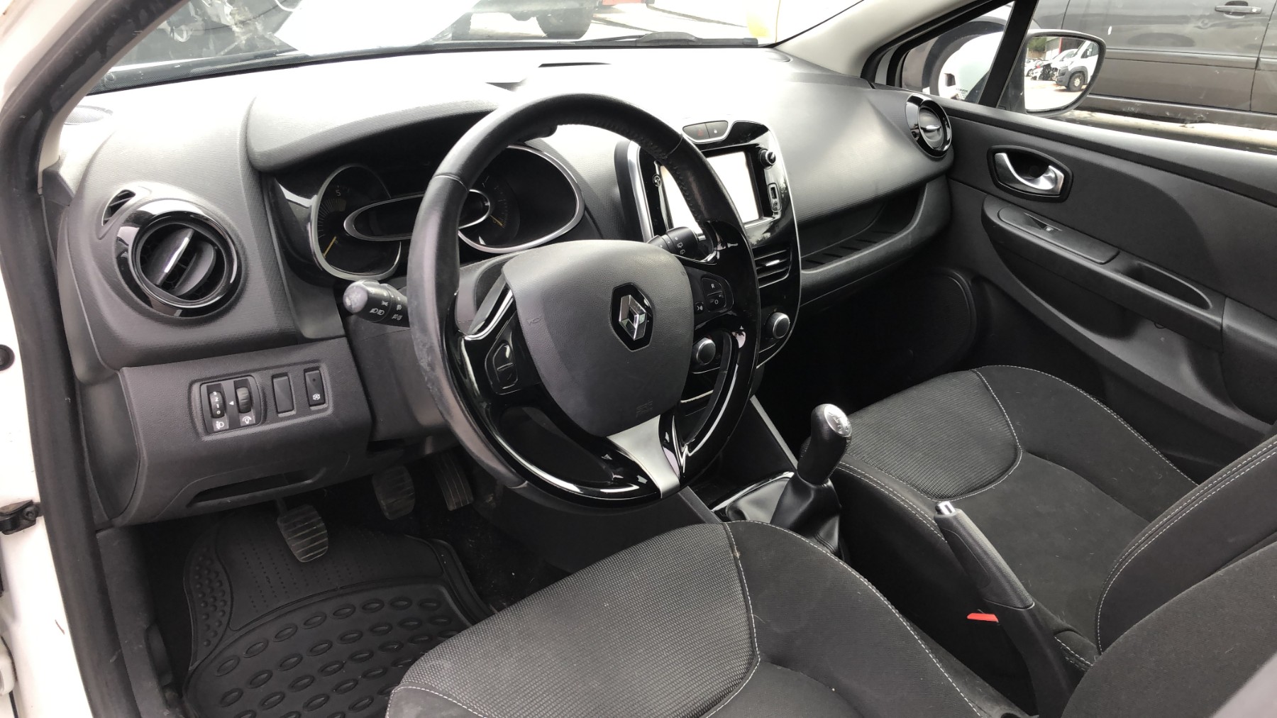 Vitre avant gauche pour RENAULT CLIO 4 PHASE 1 Vitre avant gauche pour RENAULT CLIO 4 PHASE 1