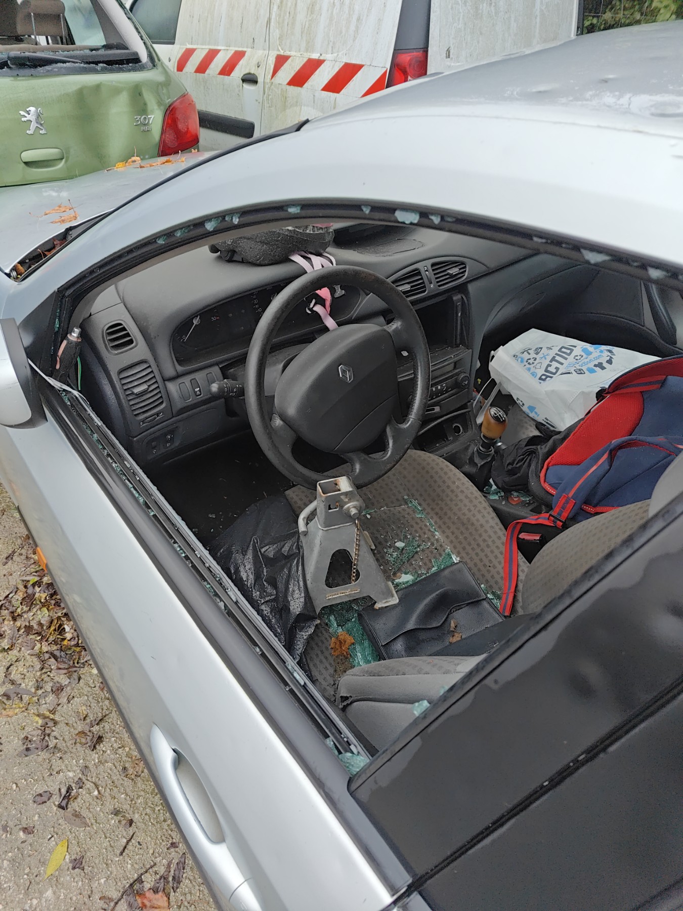 Feu arriere secondaire gauche (feux) pour RENAULT LAGUNA 2 PHASE 1 Feu arriere secondaire gauche (feux) pour RENAULT LAGUNA 2 PHASE 1