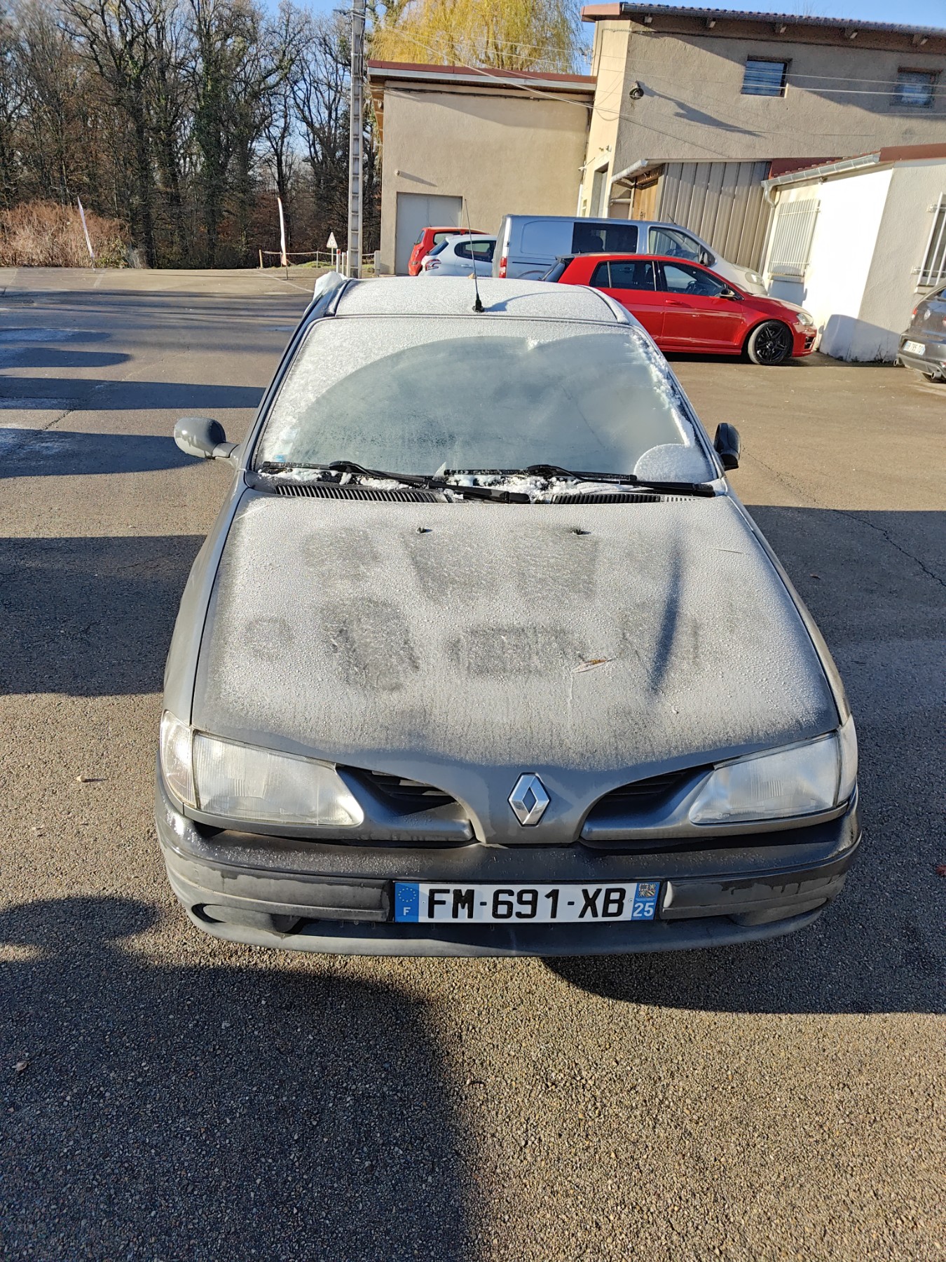 Pivot de moyeu avant gauche pour RENAULT MEGANE 1 PHASE 1 Pivot de moyeu avant gauche pour RENAULT MEGANE 1 PHASE 1