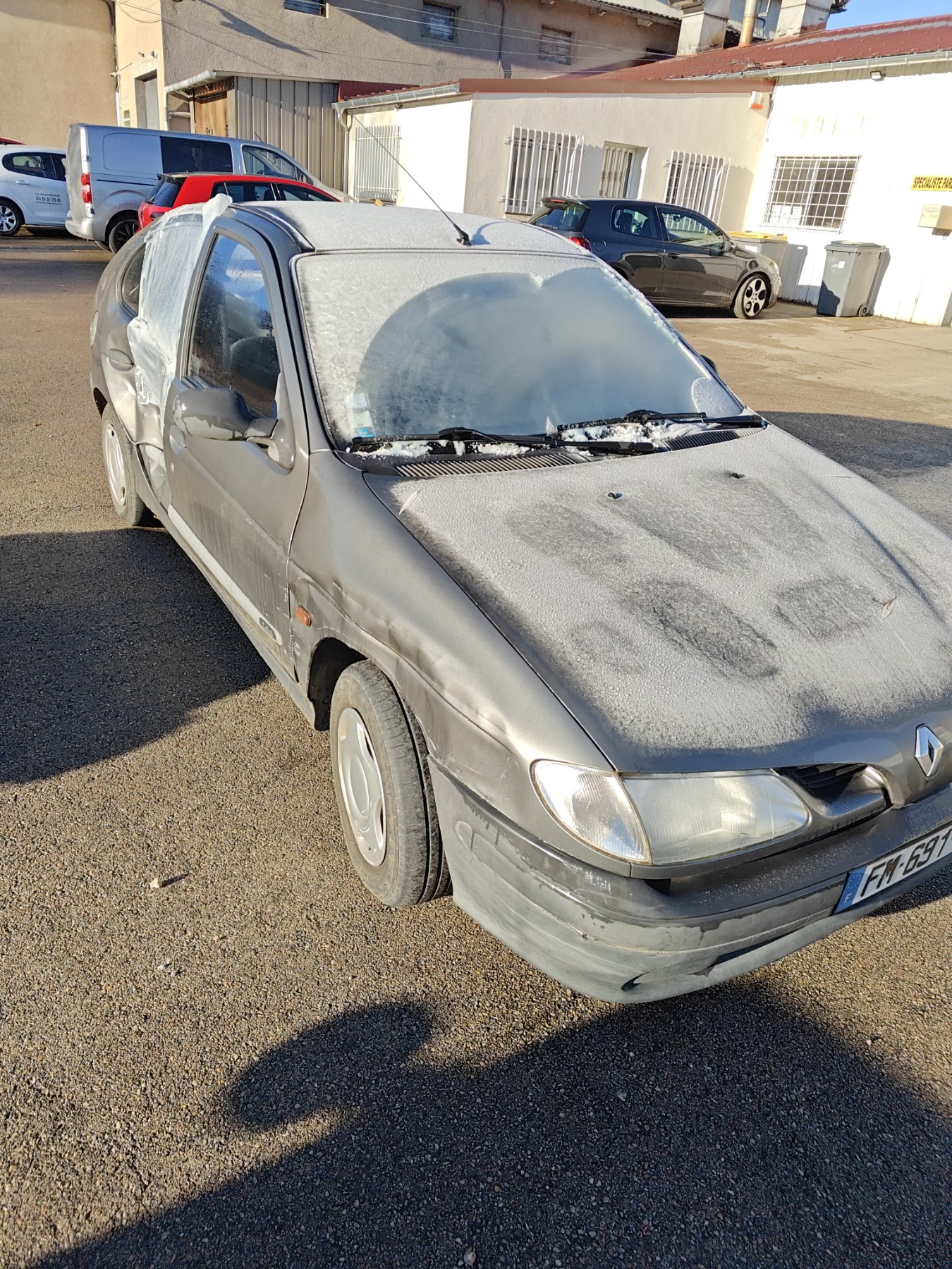 Pivot de moyeu avant gauche pour RENAULT MEGANE 1 PHASE 1 Pivot de moyeu avant gauche pour RENAULT MEGANE 1 PHASE 1