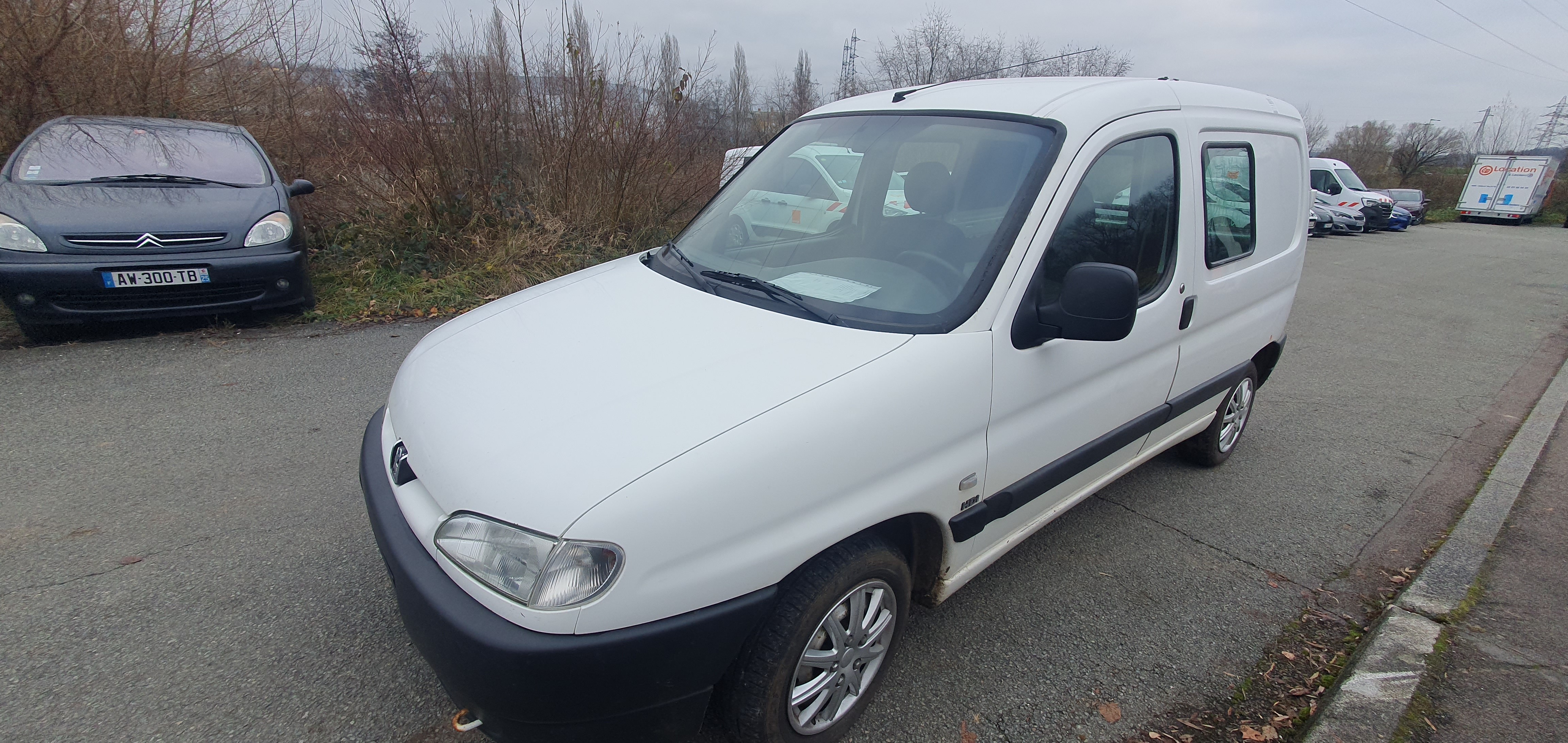 Vitre avant gauche pour PEUGEOT PARTNER 1 PHASE 1 Vitre avant gauche pour PEUGEOT PARTNER 1 PHASE 1