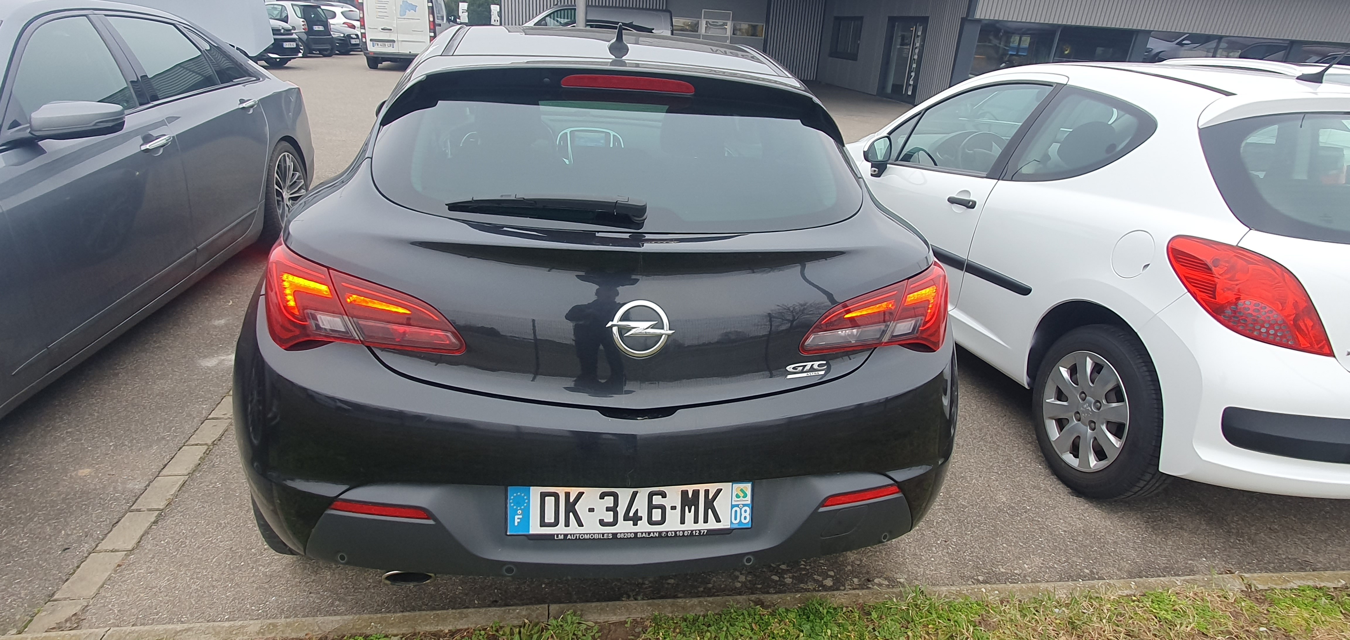 Facade autoradio pour OPEL ASTRA J GTC Facade autoradio pour OPEL ASTRA J GTC
