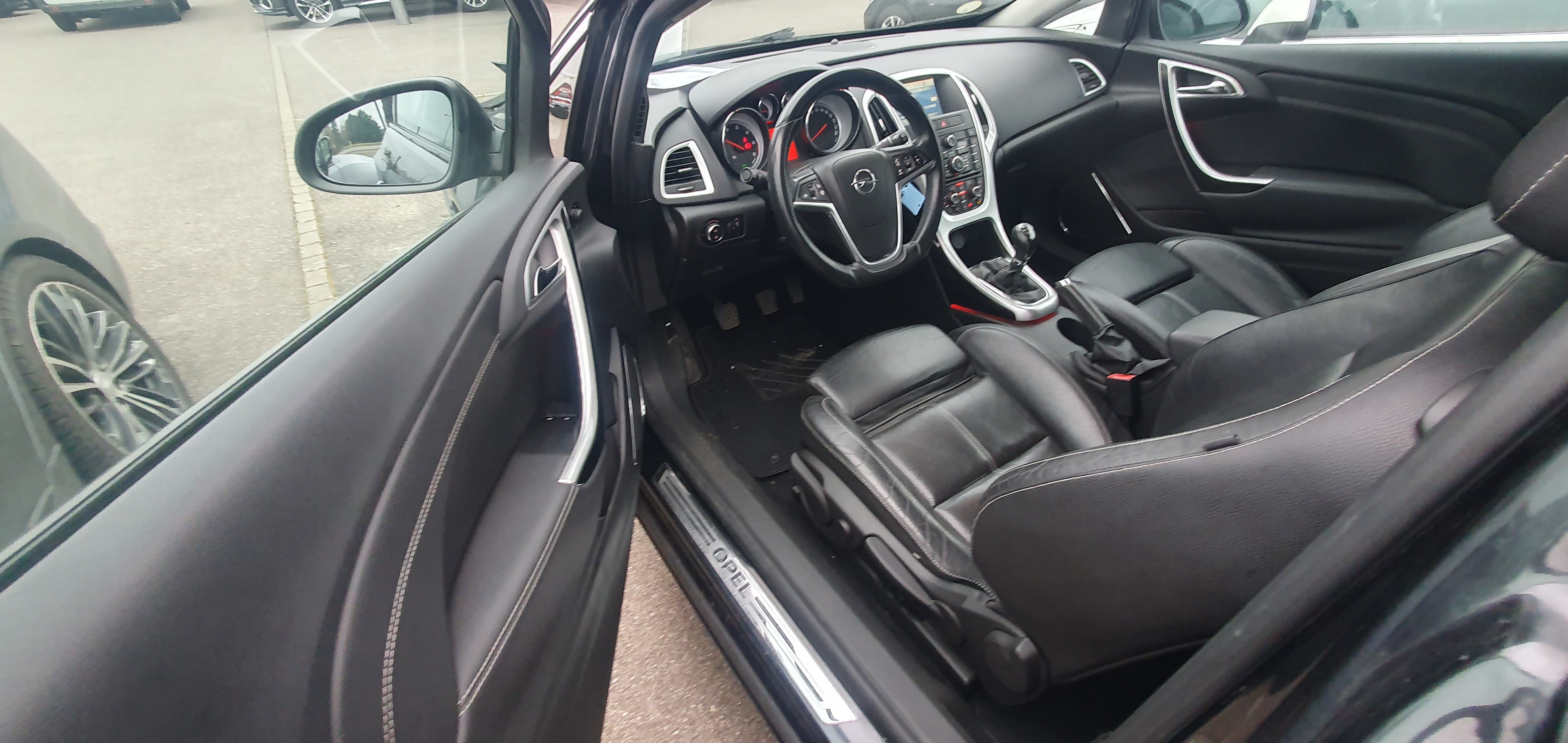 Facade autoradio pour OPEL ASTRA J GTC Facade autoradio pour OPEL ASTRA J GTC