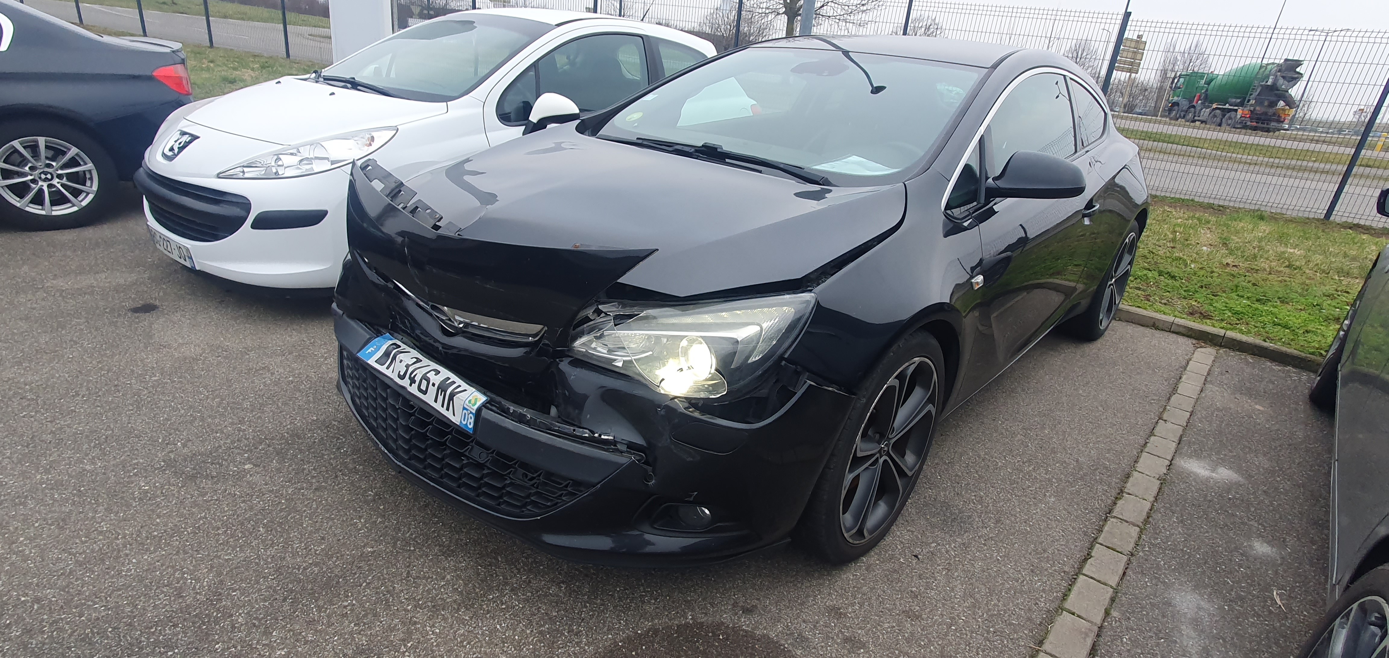 Facade autoradio pour OPEL ASTRA J GTC Facade autoradio pour OPEL ASTRA J GTC
