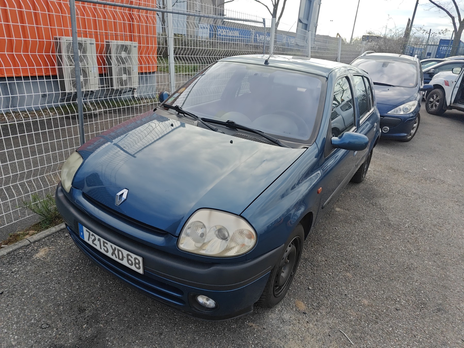 Calandre pour RENAULT CLIO 2 PHASE 1 Calandre pour RENAULT CLIO 2 PHASE 1