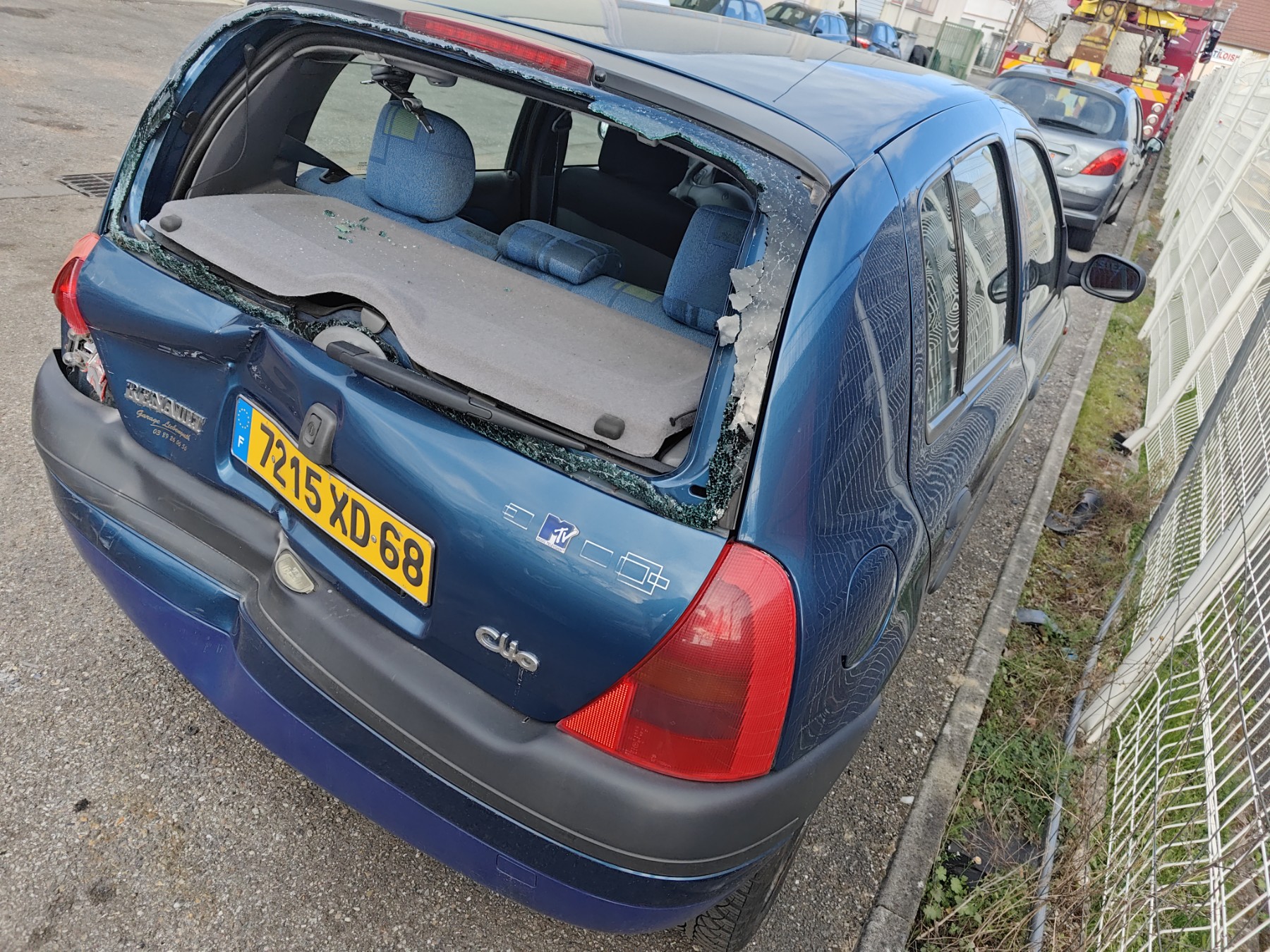Calandre pour RENAULT CLIO 2 PHASE 1 Calandre pour RENAULT CLIO 2 PHASE 1
