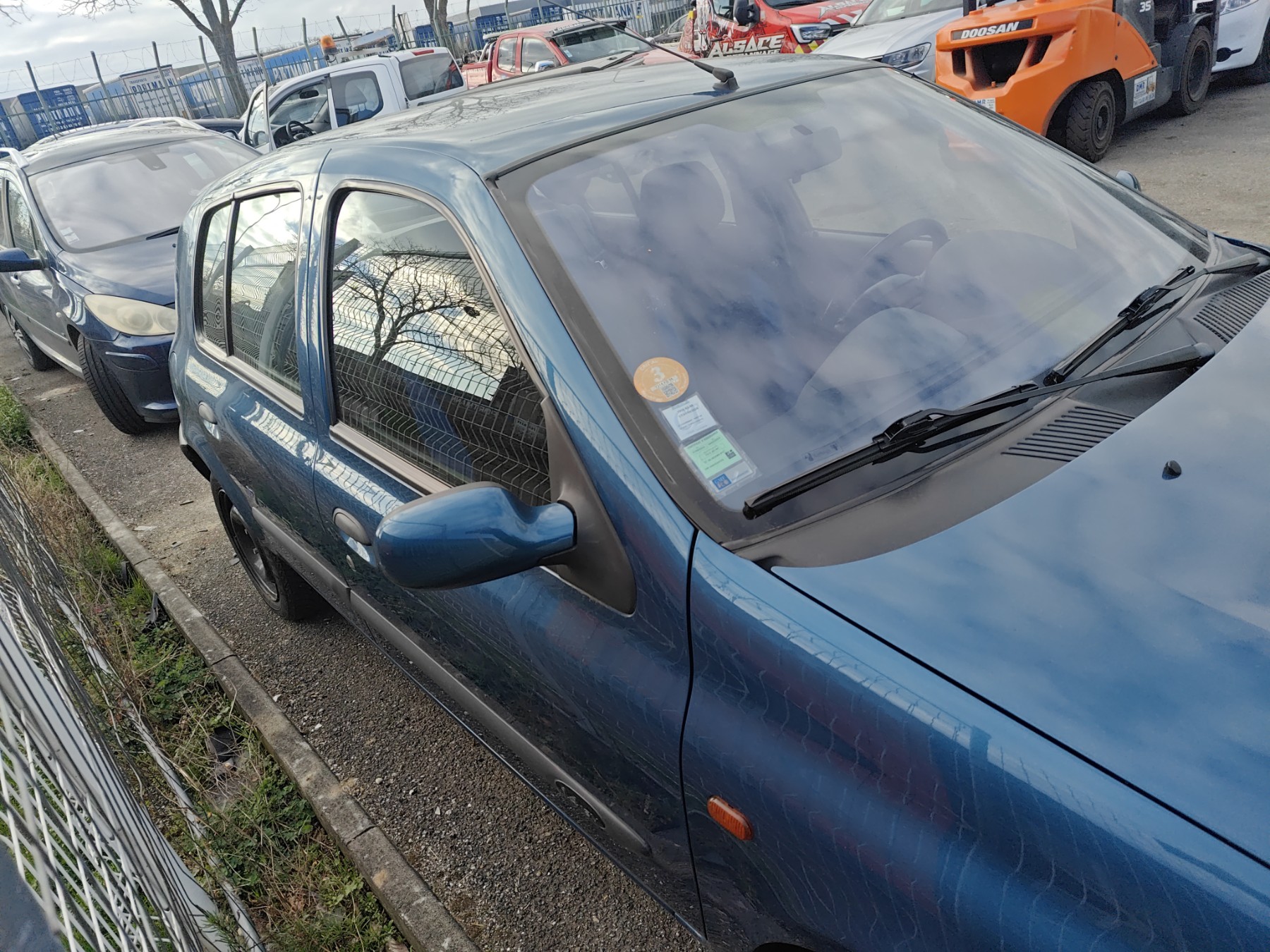 Calandre pour RENAULT CLIO 2 PHASE 1 Calandre pour RENAULT CLIO 2 PHASE 1