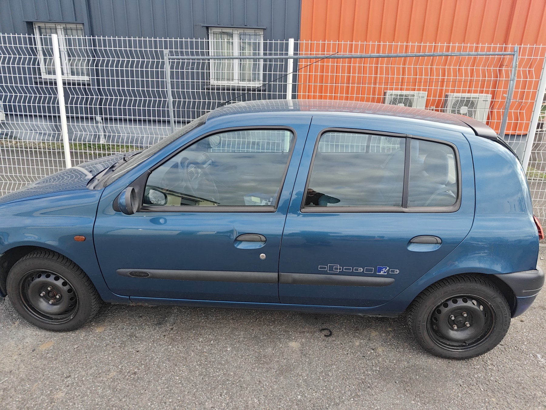 Calandre pour RENAULT CLIO 2 PHASE 1 Calandre pour RENAULT CLIO 2 PHASE 1