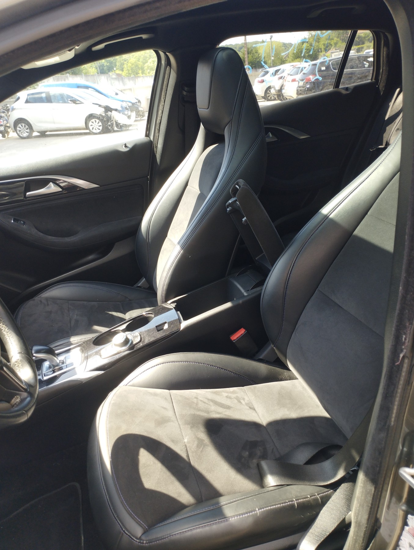 Facade autoradio pour INFINITI Q30 Facade autoradio pour INFINITI Q30