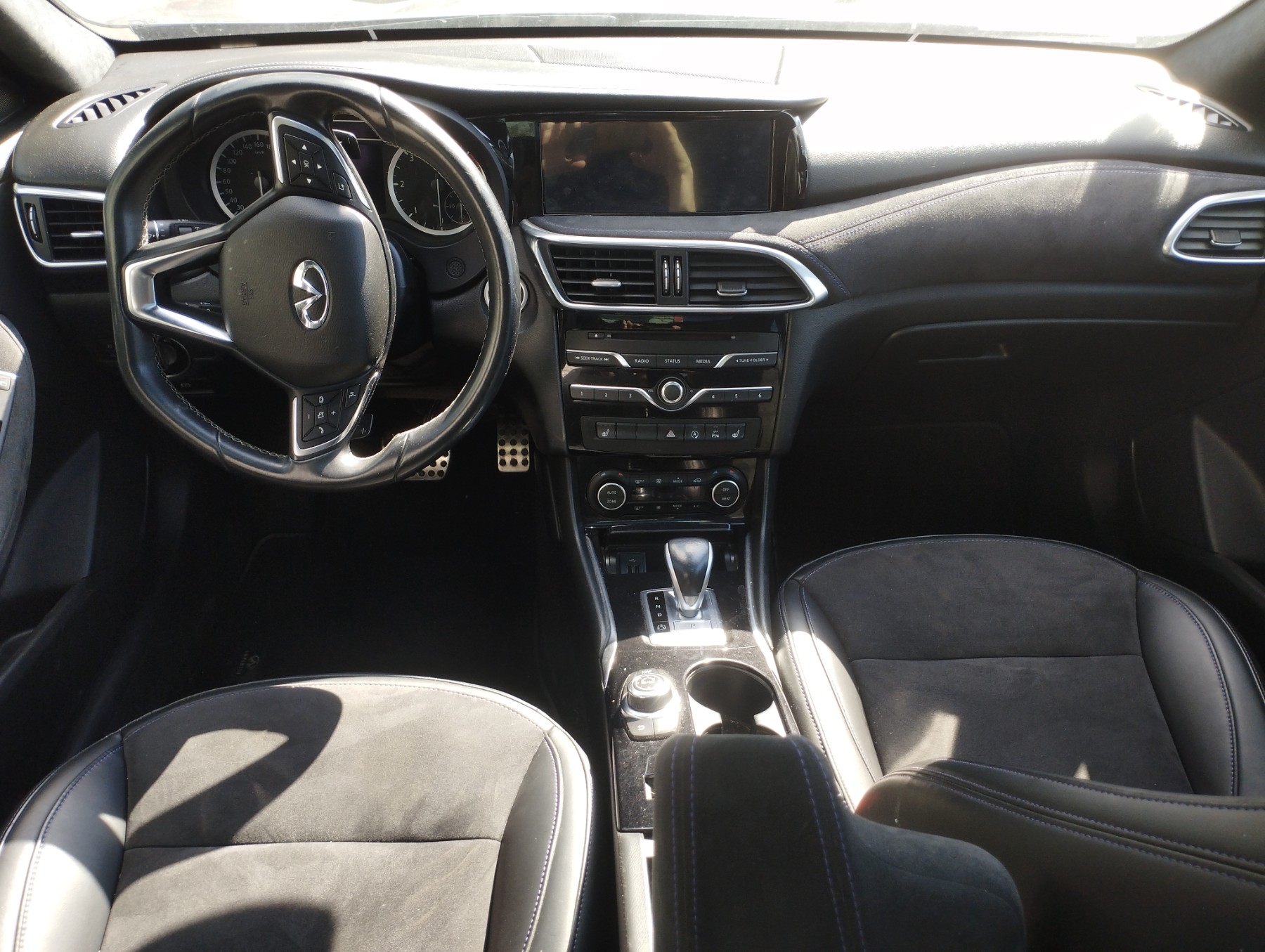 Facade autoradio pour INFINITI Q30 Facade autoradio pour INFINITI Q30