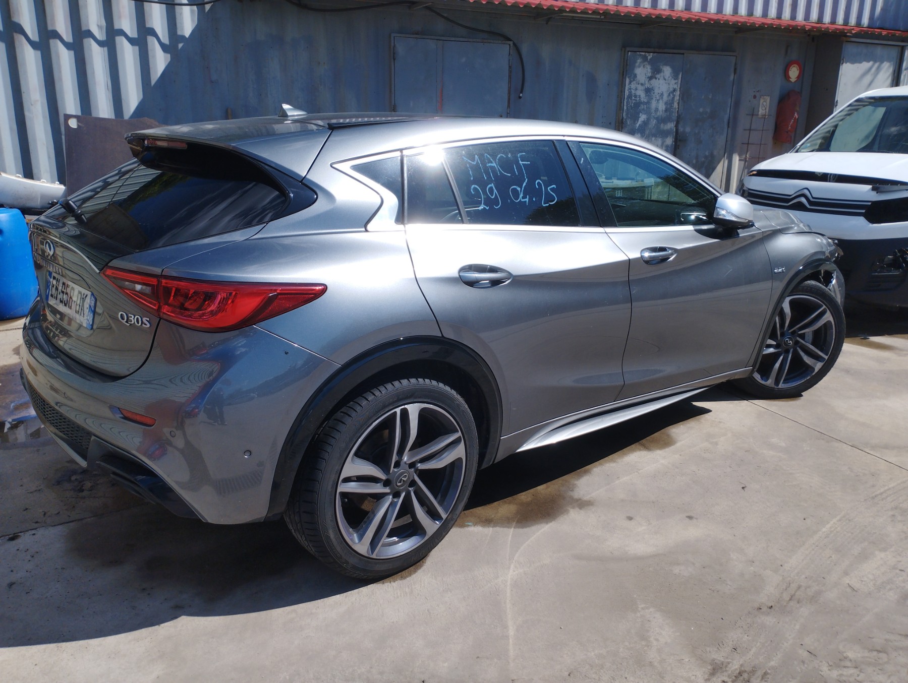 Facade autoradio pour INFINITI Q30 Facade autoradio pour INFINITI Q30