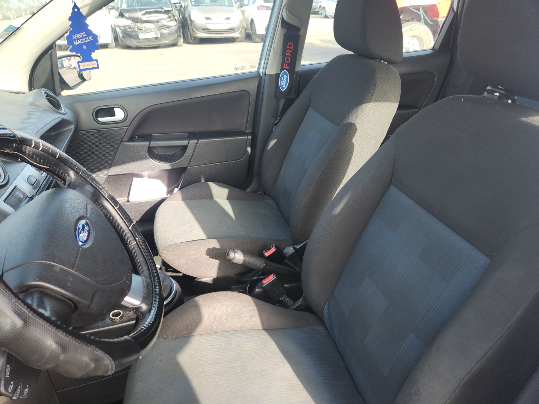 Pare choc arriere pour FORD FIESTA 5 PHASE 1 Pare choc arriere pour FORD FIESTA 5 PHASE 1