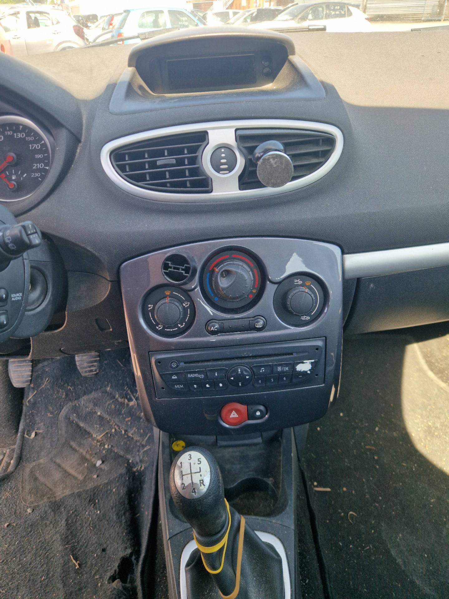 Attelage (boule de remorquage) pour RENAULT CLIO 3 PHASE 2 Attelage (boule de remorquage) pour RENAULT CLIO 3 PHASE 2